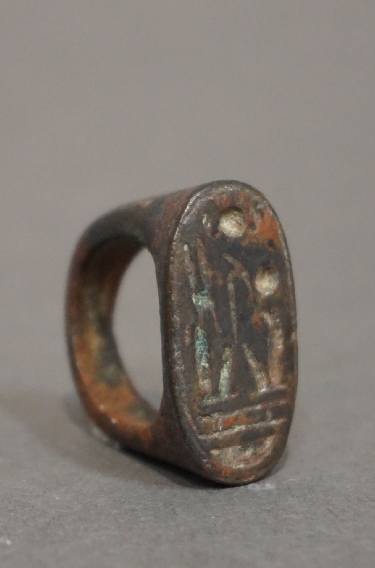 Null 椭圆形边框戒指上刻有两个面对面坐着的神灵。青铜，带有棕色的铜锈。埃及，新王国至晚期，约公元前1550-332年 高：2.6厘米