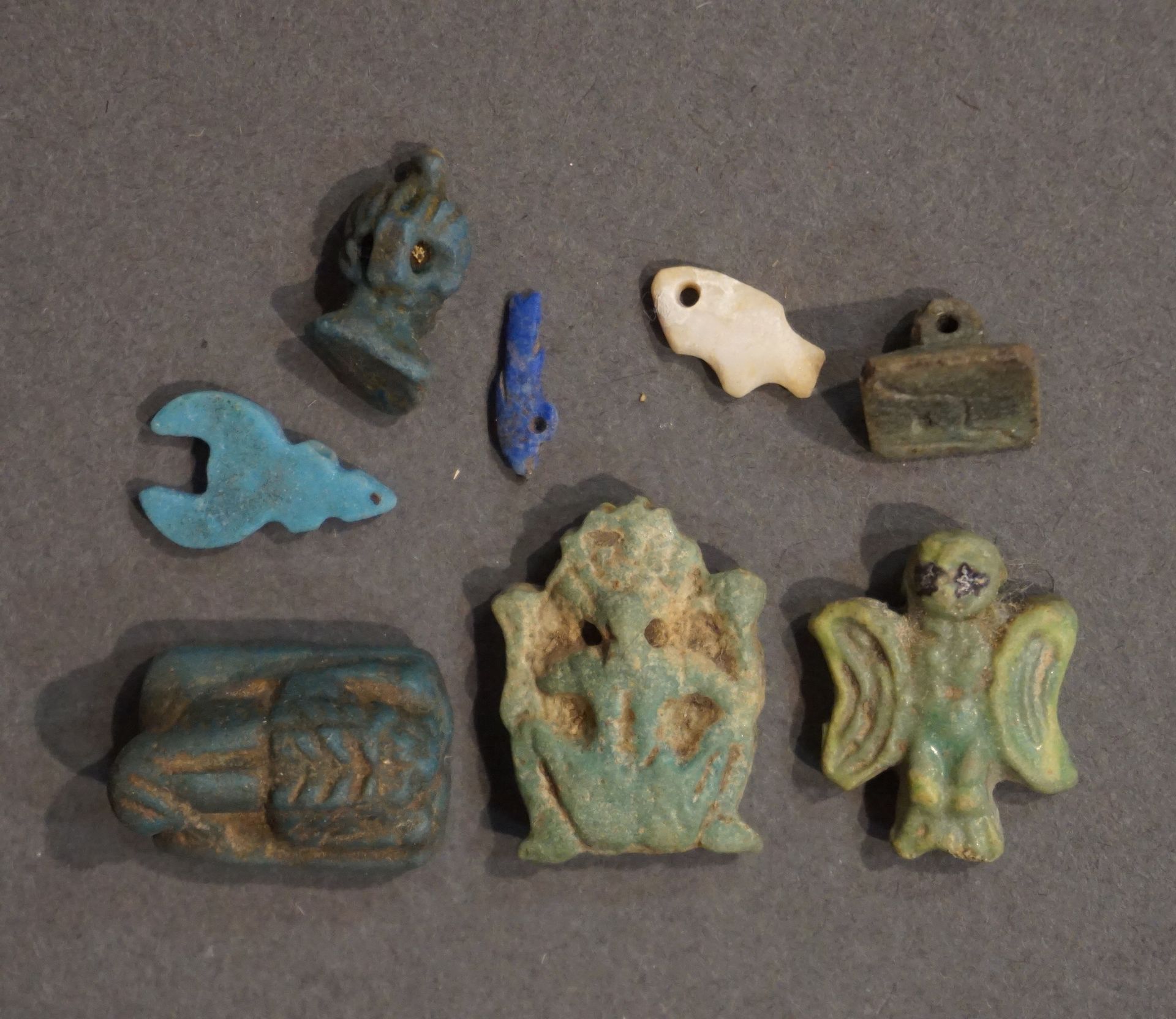 Null Lot d'amulettes comprenant une parturiente, un buste barbu, deux poissons, &hellip;