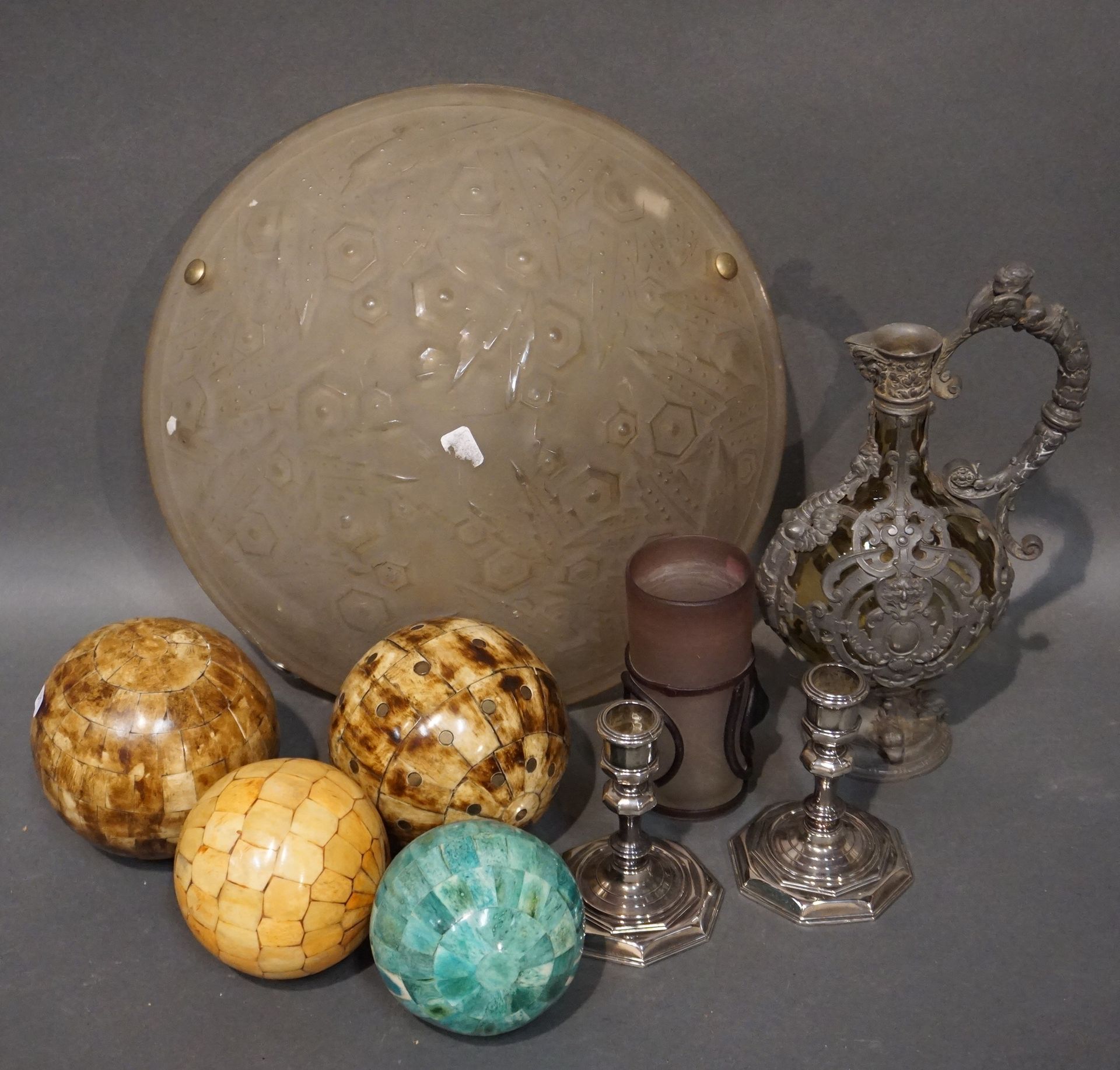 Null 一对金属烛台的把手，玻璃花瓶，玻璃和锡制茶杯，天花板杯（32厘米，有裂缝）和四个装饰球。