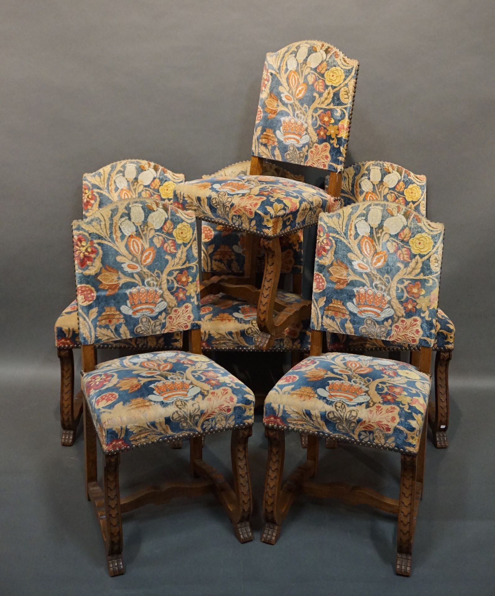 CHAISES Seis sillas de respaldo recto de madera natural tallada, tapizadas con t&hellip;