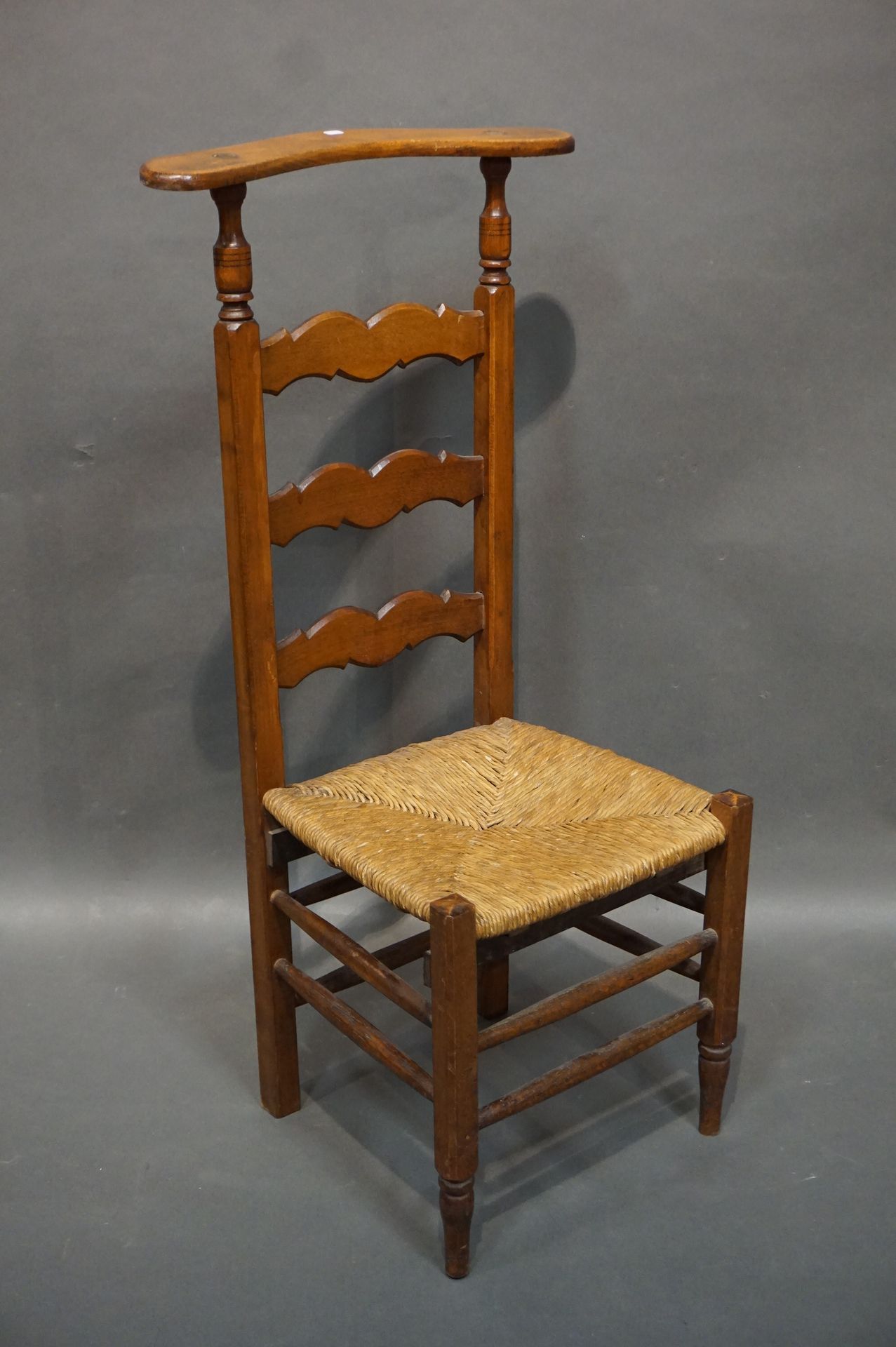 Null Stuhl prie-dieu aus natürlichem Holz, mit Stroh gefüllt. 101x48x40 cm