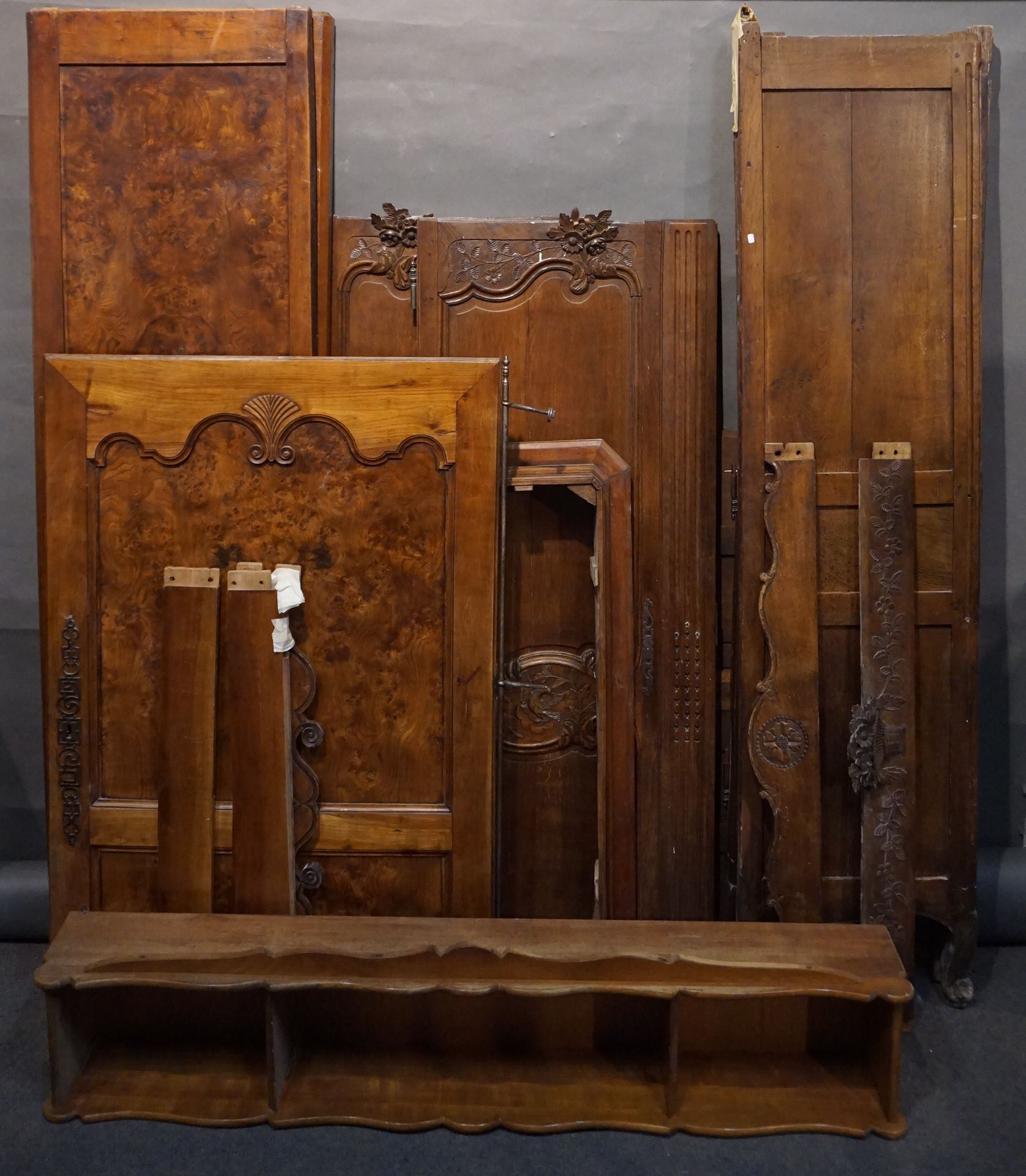 Null Deux armoires démontées et élément de cosy (montants: 218 cm et 216 cm).