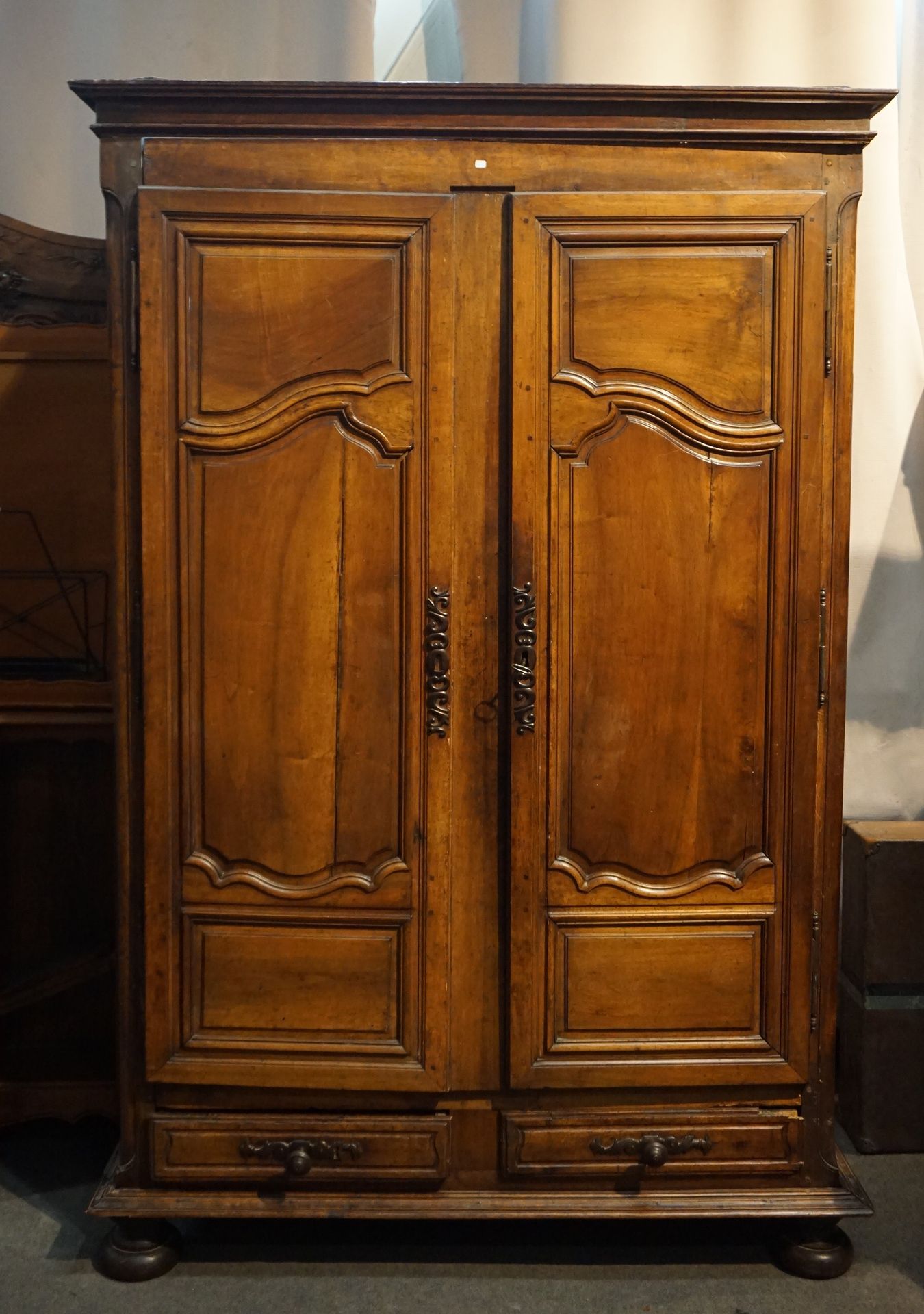 ARMOIRE 天然木柜，有两扇门和两个抽屉。220x150x68厘米