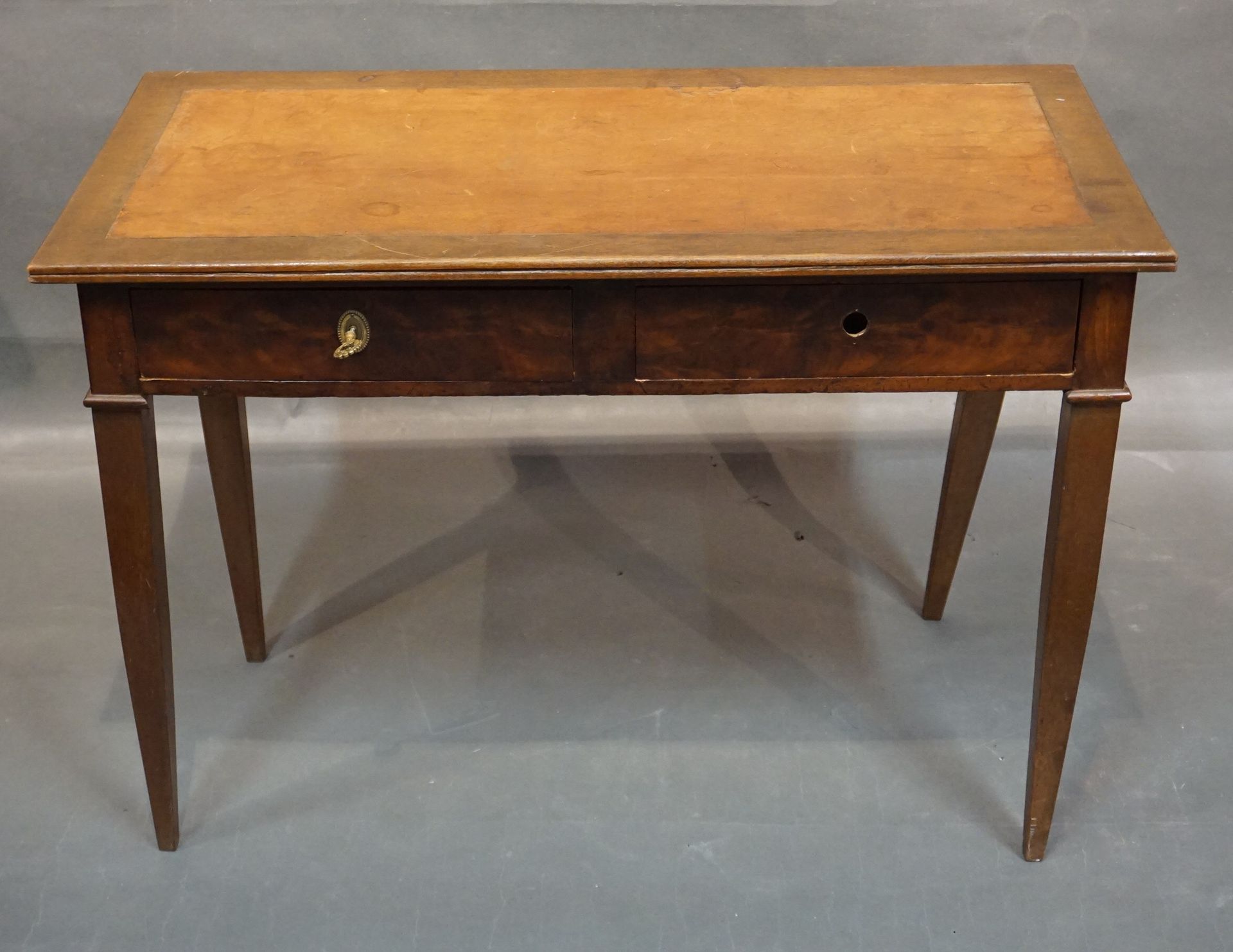 Bureau Plat 桃花心木贴面的平面书桌，腰部有两个抽屉，棕色皮革桌面（已磨损，原样）。Directoire风格。69x94x47厘米