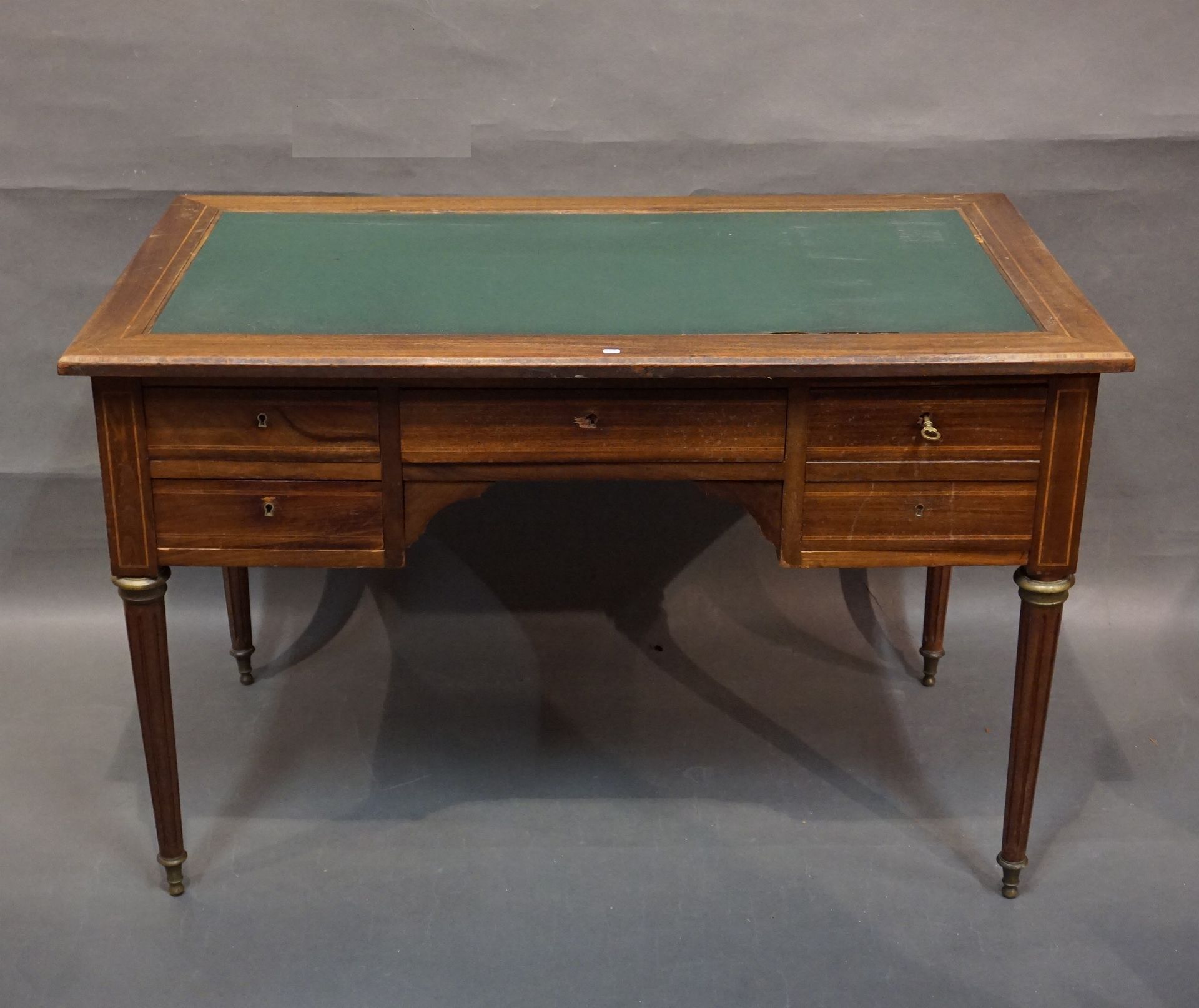 Bureau Plat 饰面的平面书桌，有四个抽屉，两个拉手，绿色皮革桌面。路易十六风格（磨损）。77x119x69厘米