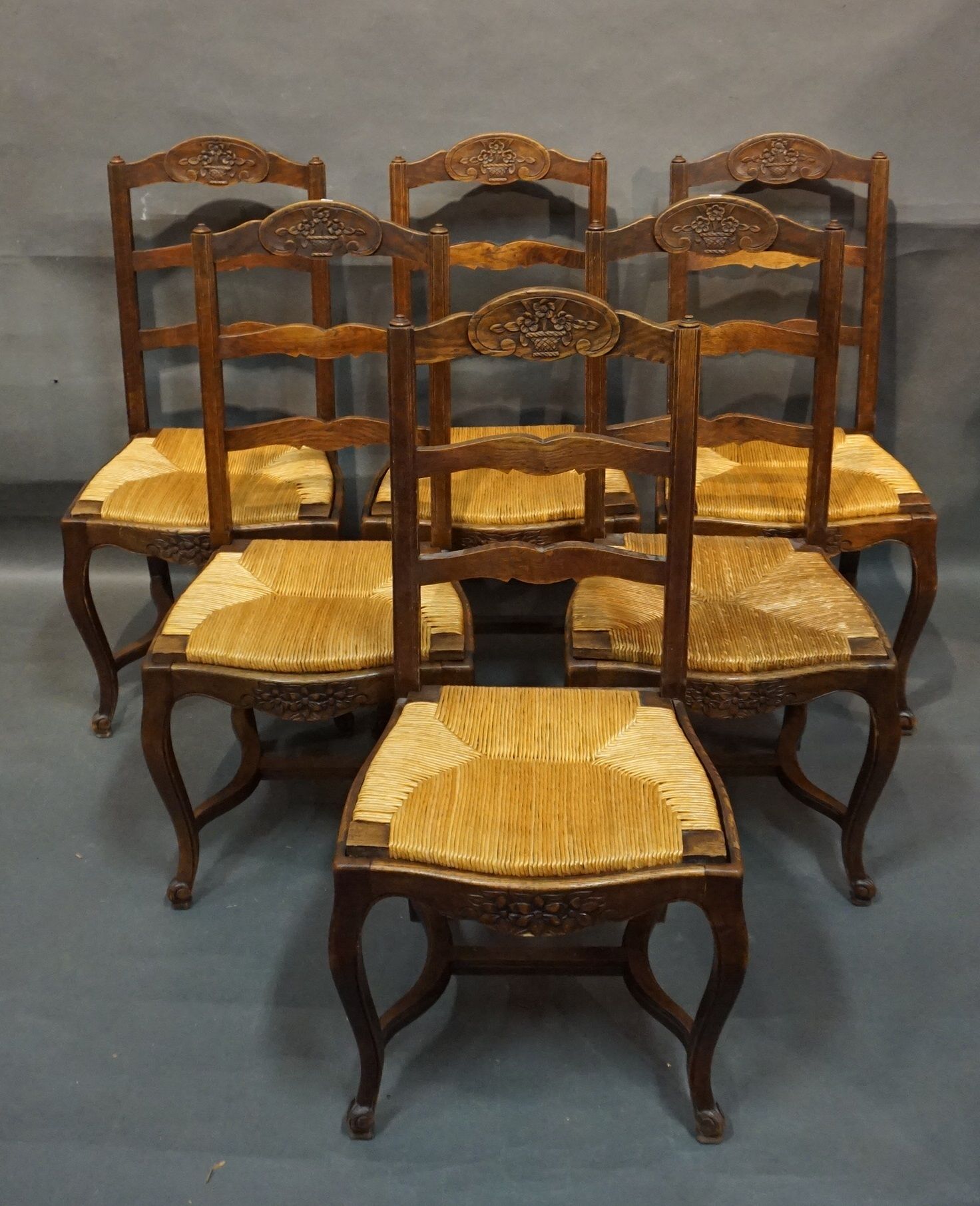 CHAISES Six chaises paillées en bois naturel de style Louis XV.