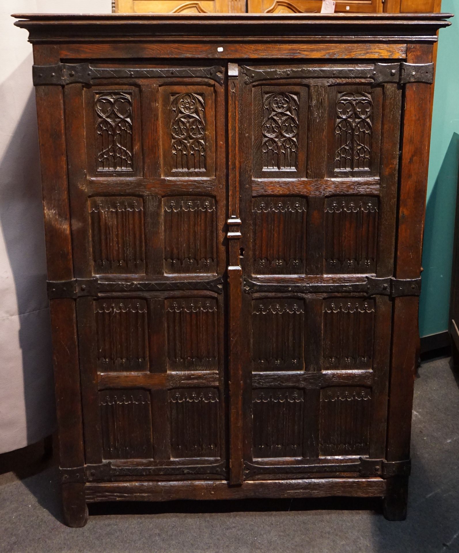 ARMOIRE 两扇天然木和铁制品的门柜，用羊皮纸和彩色玻璃装饰。文艺复兴风格。147x110x48厘米