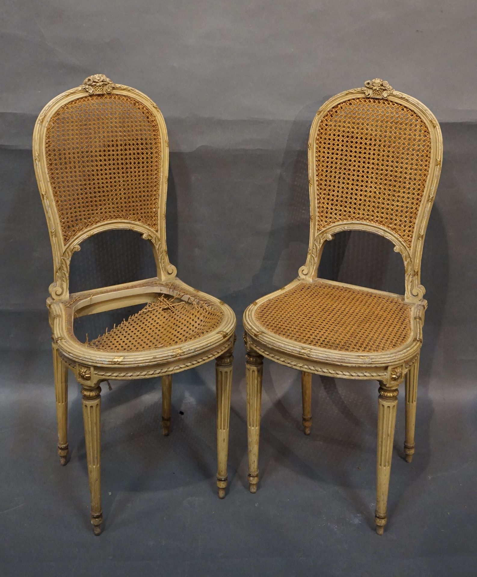 Chaises cannées 一对奶油色和镀金漆的木制藤椅。路易十六风格（事故，磨损）。96厘米