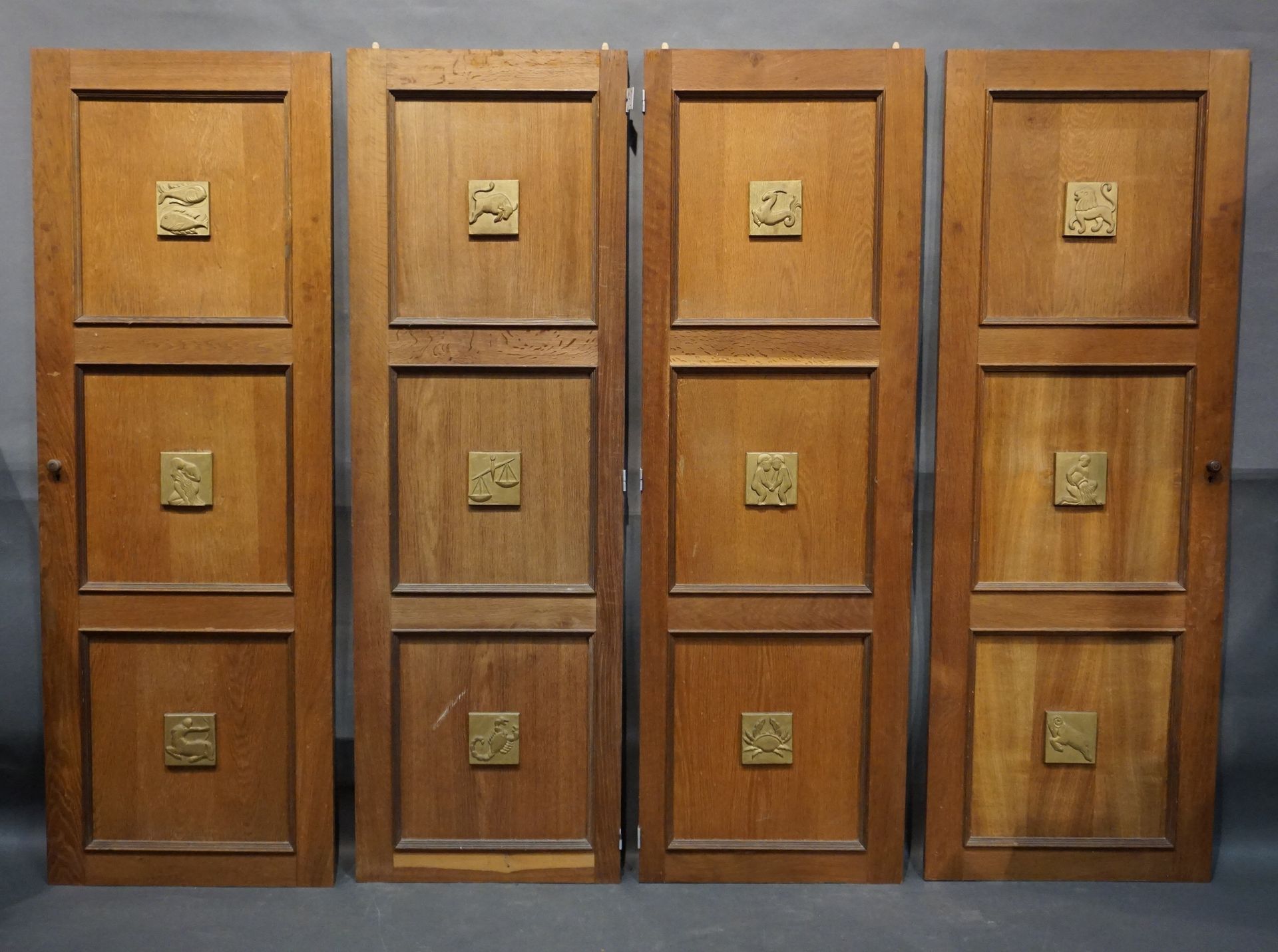 Null Quatre montants d'armoire en bois à décor doré des signes du zodiaque. 161x&hellip;