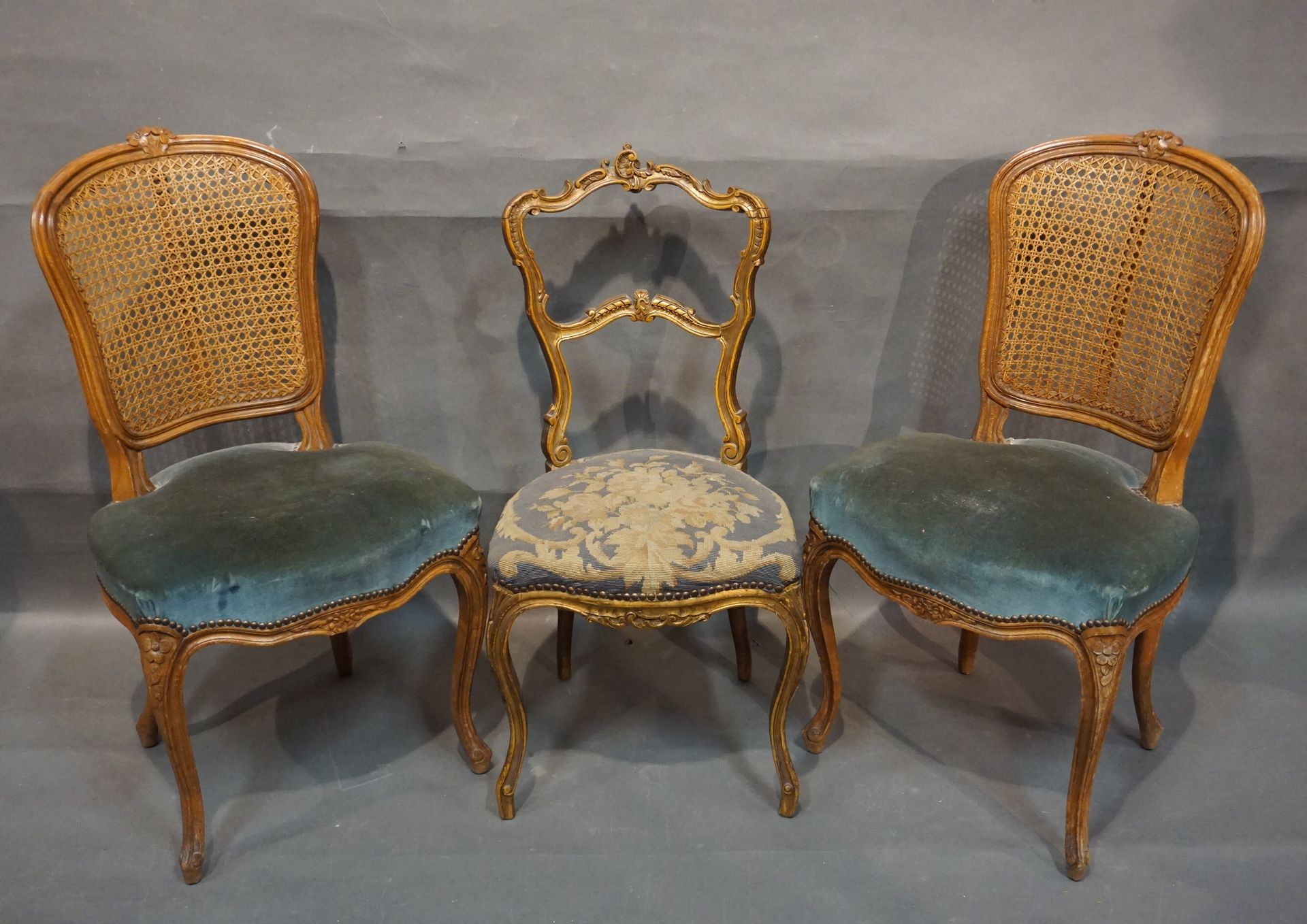 Null 一对天然木雕椅子，有藤条靠背，用蓝色天鹅绒装饰，具有路易十五风格。附有一张带挂毯装饰的金丝楠木雕花椅（acc.）。