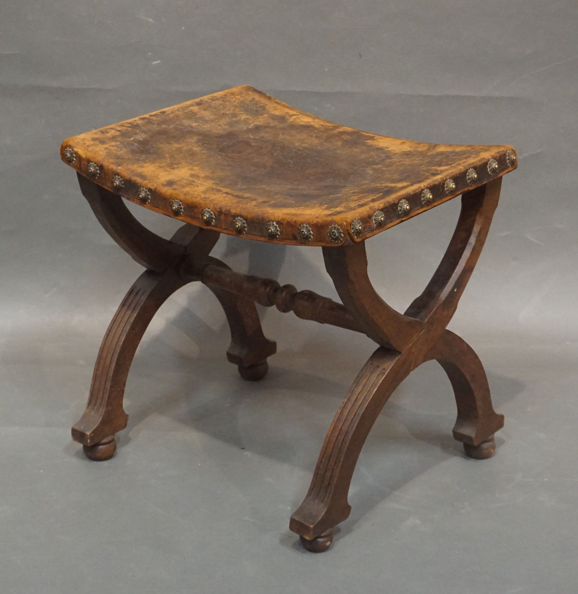 Null Hocker aus Naturholz, Sitzfläche aus Leder mit Chimären-Dekor. 45x48x37 cm