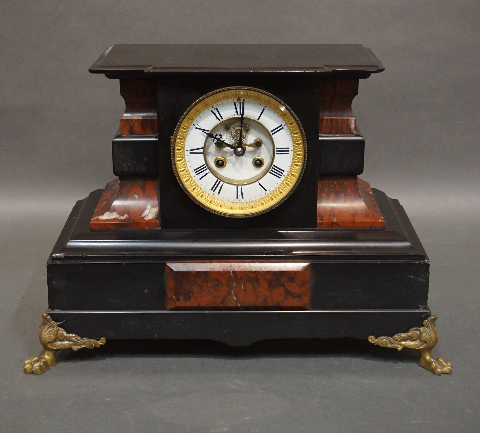 Null Black and red marble clock (chips). 30,5x44x20 cm