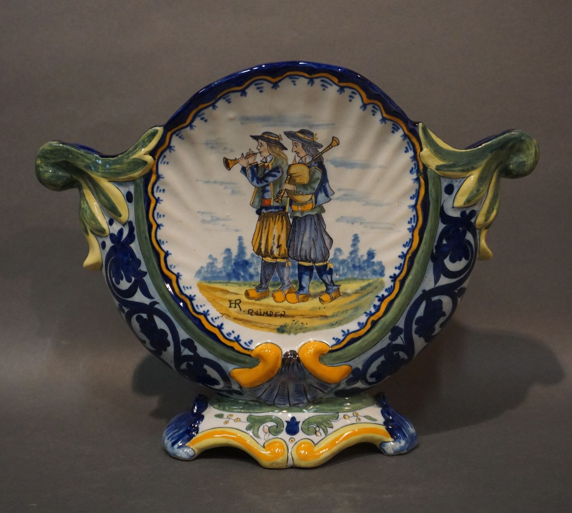 Null Quimper H.R.多色陶器花瓶，装饰有音乐家和花朵（裂缝）。20,5x27x11,5厘米