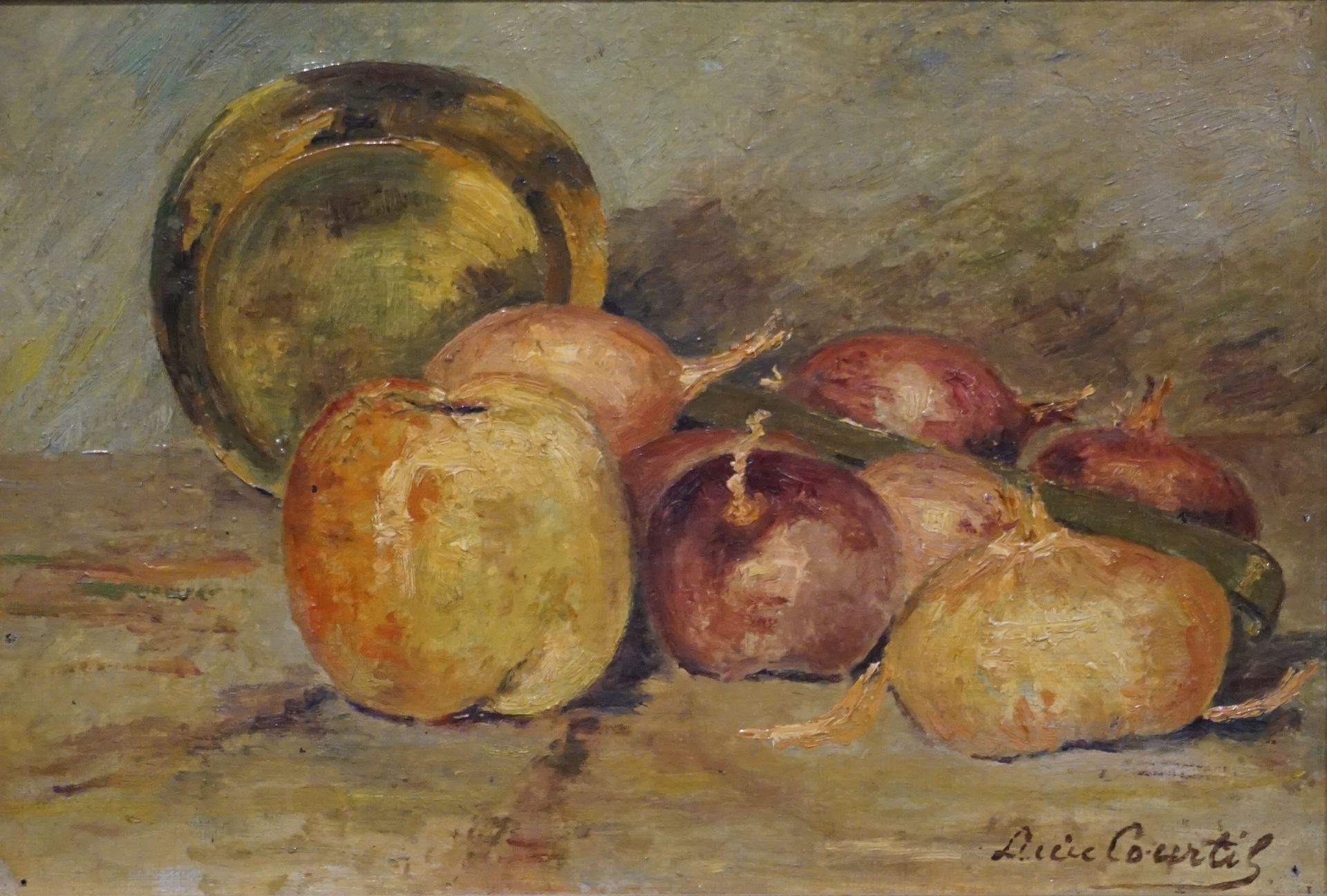 Lucie COURTIL "苹果和洋葱的静物"，布面油画，约24x35厘米。
