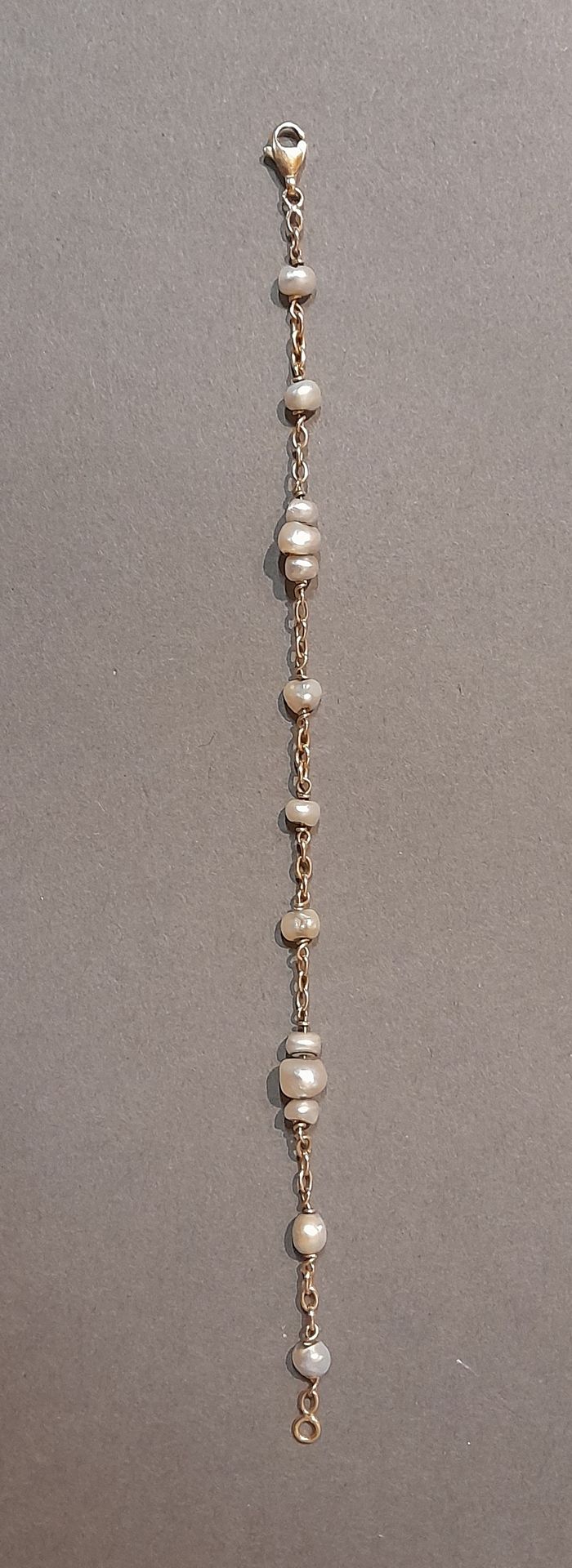 Bracelet Gold link bracelet holding thirteen baroque pearls (4.9 grs)