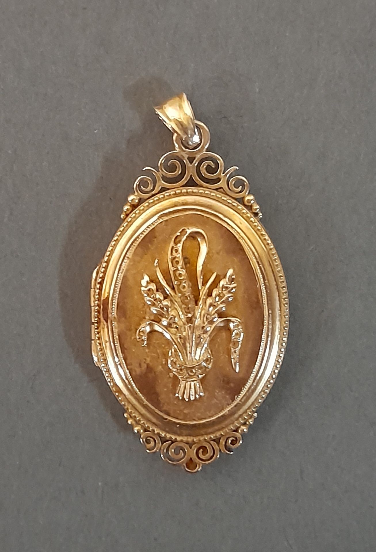 Pendentif Gold pendant souvenir holder decorated with a bouquet of wheat (Gross &hellip;