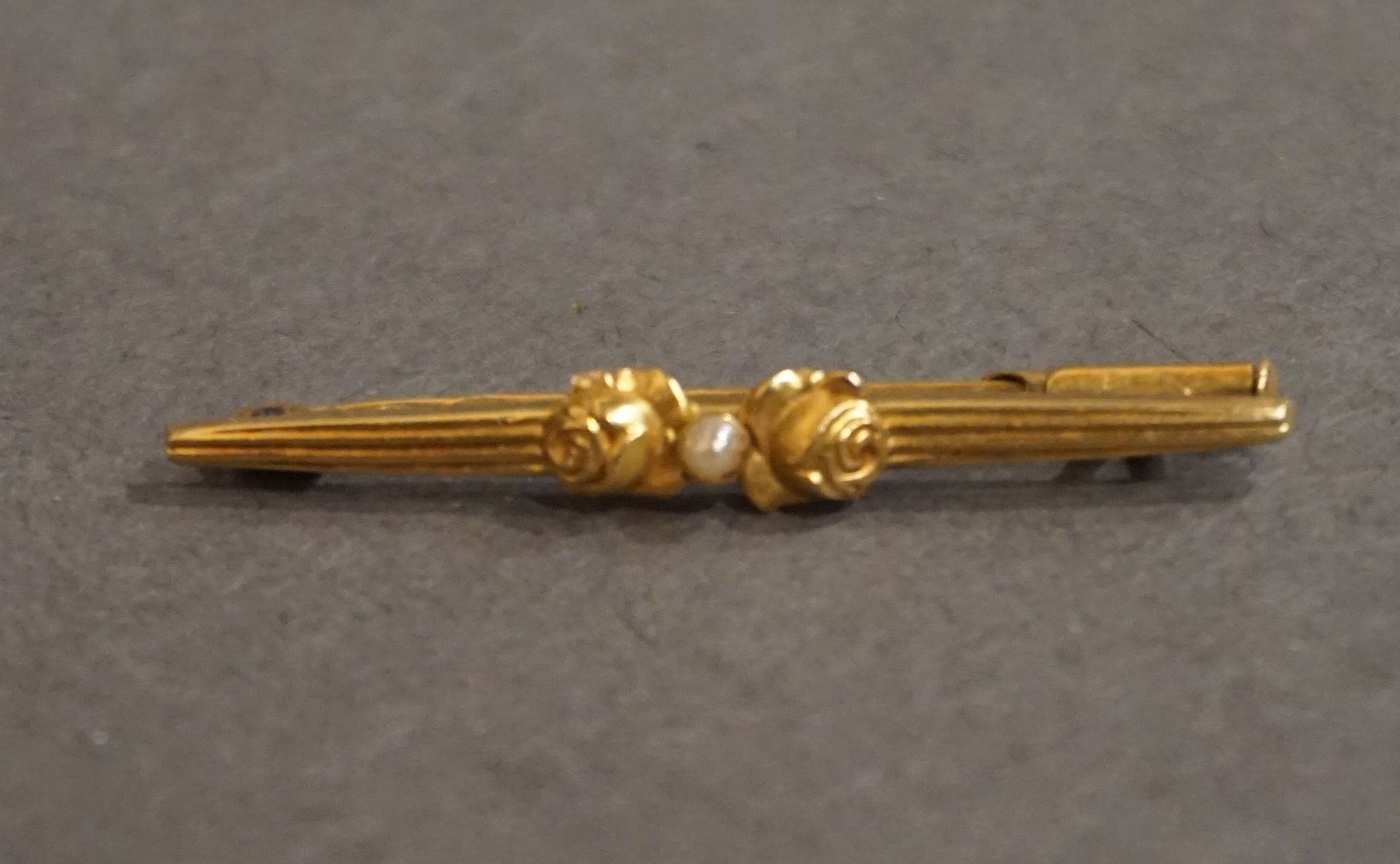 Broche barrette Broche barrette en or à motif de fleurs épaulant une petite perl&hellip;