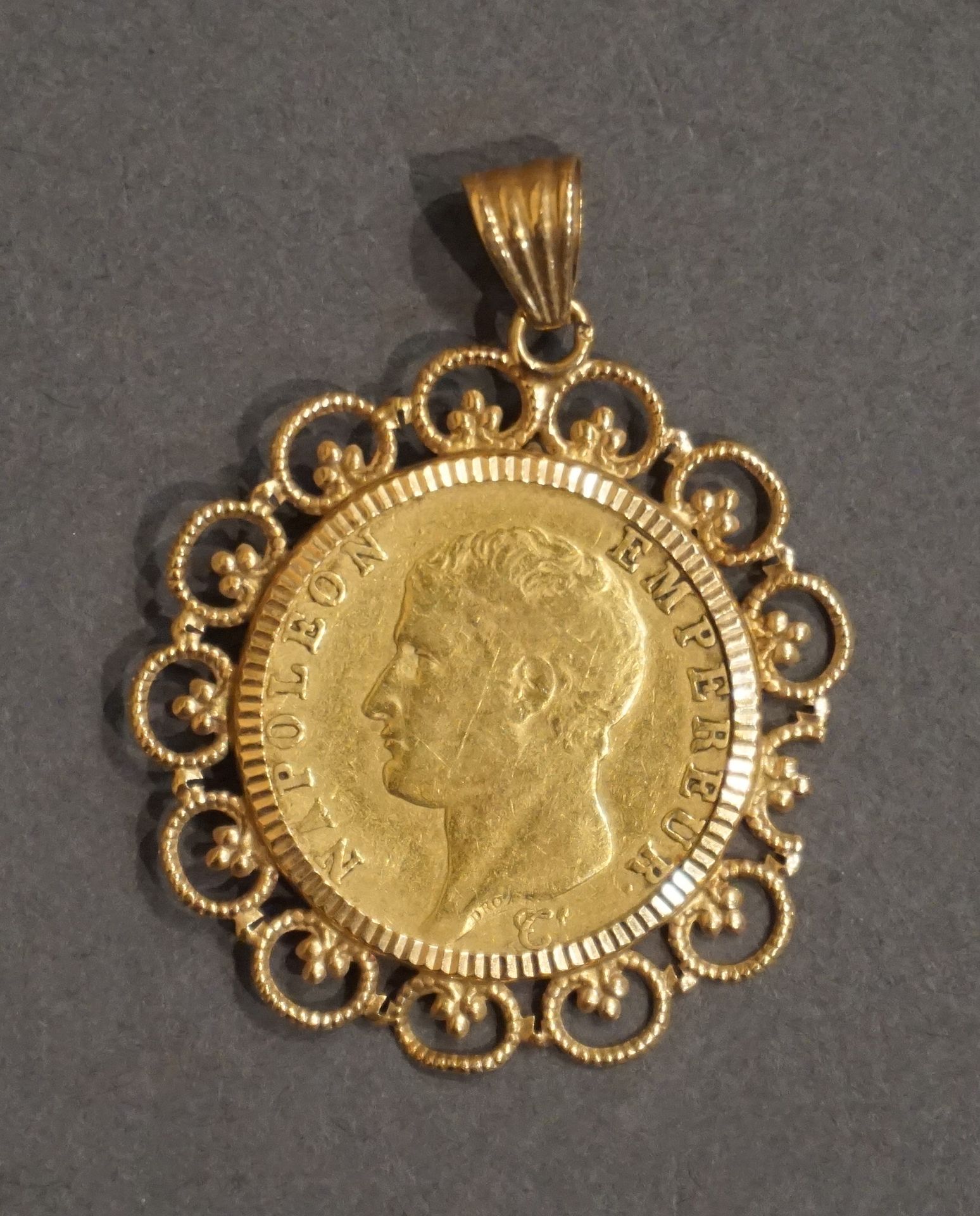 Null Pendant in openwork gold set with a coin of forty French francs of 1806 in &hellip;