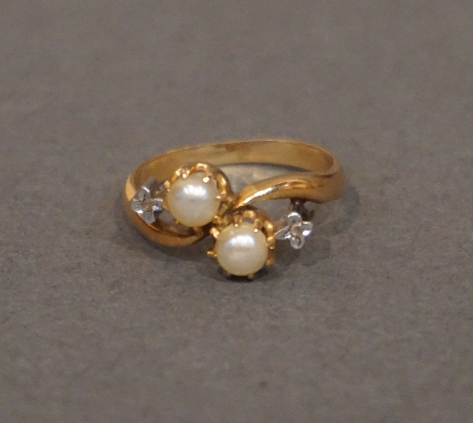 Bague Gold and platinum ring set with two pearls and two small rose-cut diamonds&hellip;