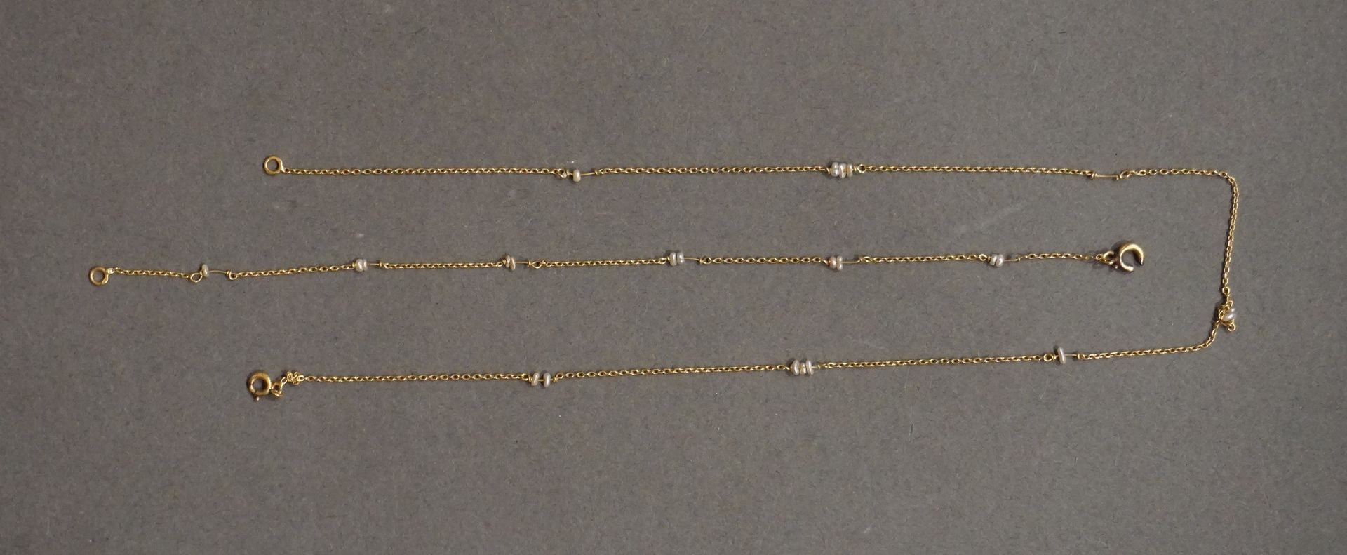 Null Cadena y pulsera de oro con pequeñas perlas (Peso total: 3grs)