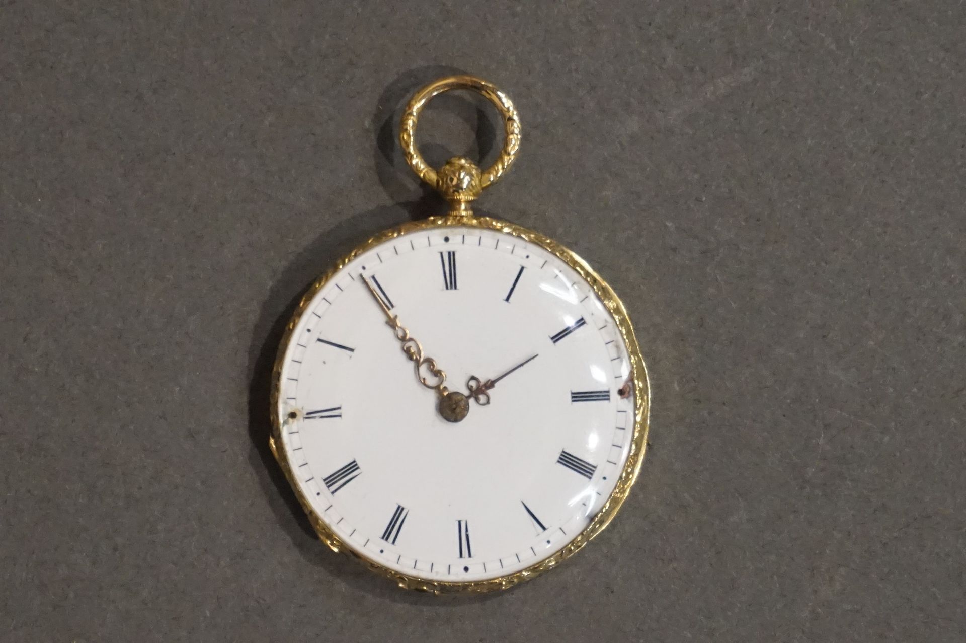 Montre de col Guilloche gold collar watch (Gross weight: 21 grs)