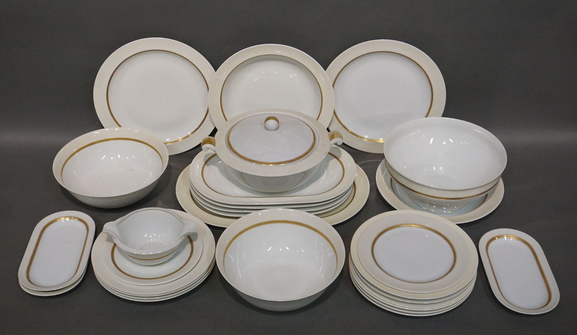 VIGNAUD A.的餐桌服务的一部分。Vignaud在利摩日用白色和奶油色的瓷器，带金边的28件：6个大盘子，4个汤盘，甜点盘，酱缸，3个ramekins，有&hellip;