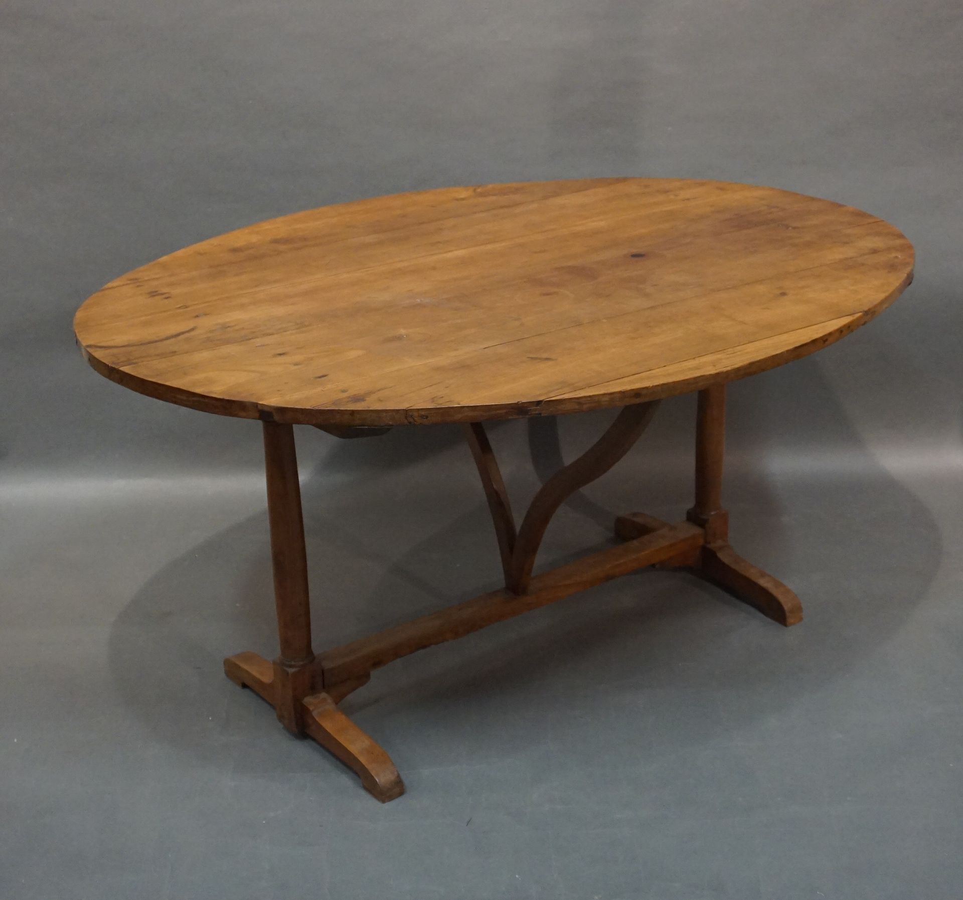 Null 椭圆形天然木制酒桌，顶部可倾斜，72x145x108厘米（打开），123x145x51厘米