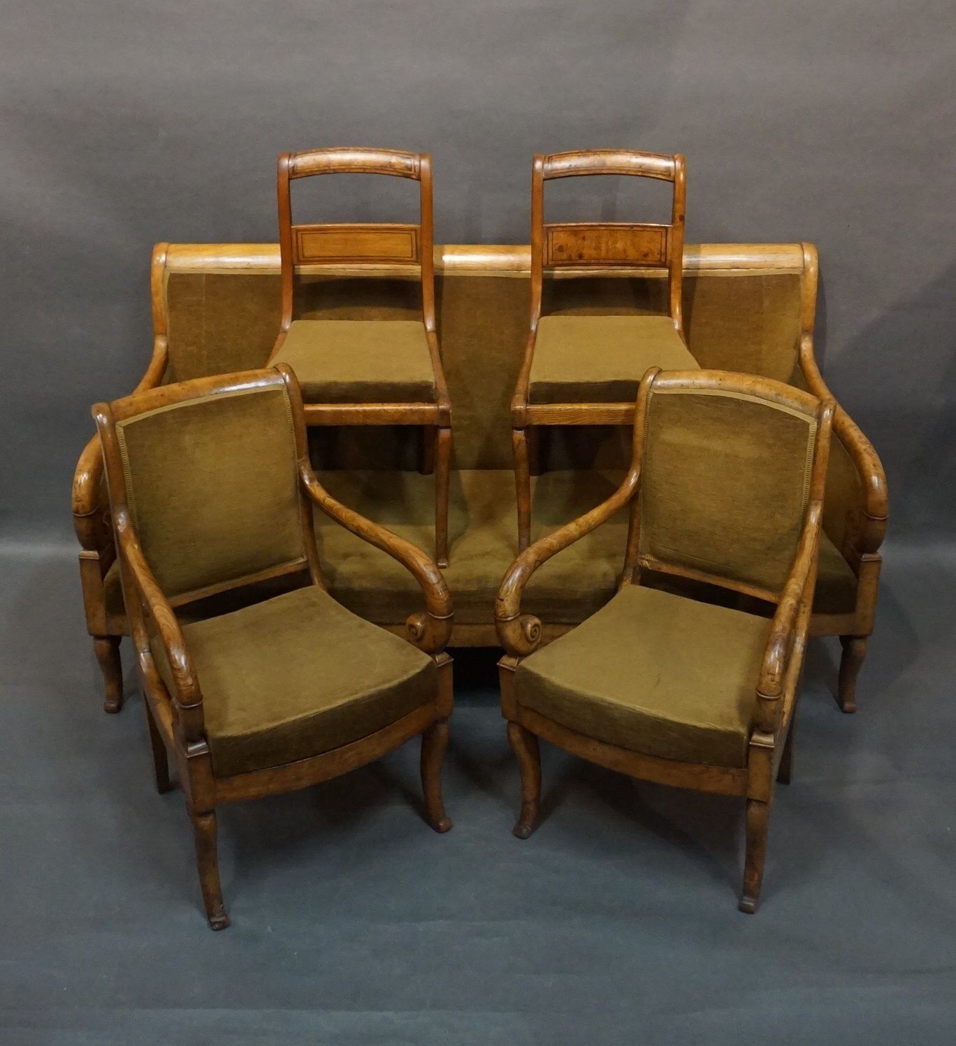 Null 19世纪的客厅家具，天然木质，带扶手，绿色天鹅绒软垫，由一个沙发，两个扶手椅和两个椅子组成（磨损，修复，加固）。沙发：95x179x75厘米，扶手椅：&hellip;