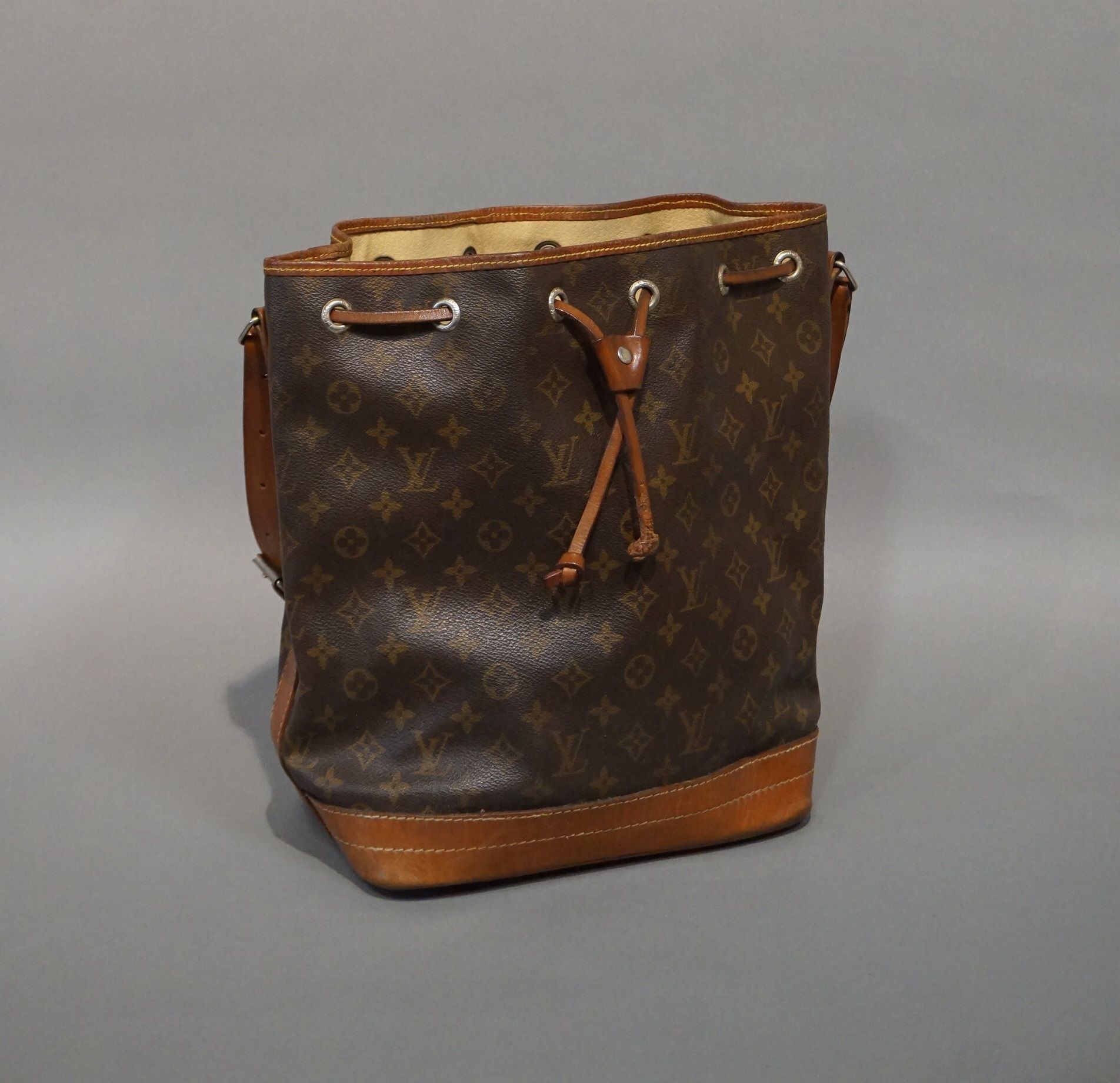 VUITTON 路易威登: "tambour "型手提包，带肩带，采用有图案的涂层帆布（磨损）。35x35厘米