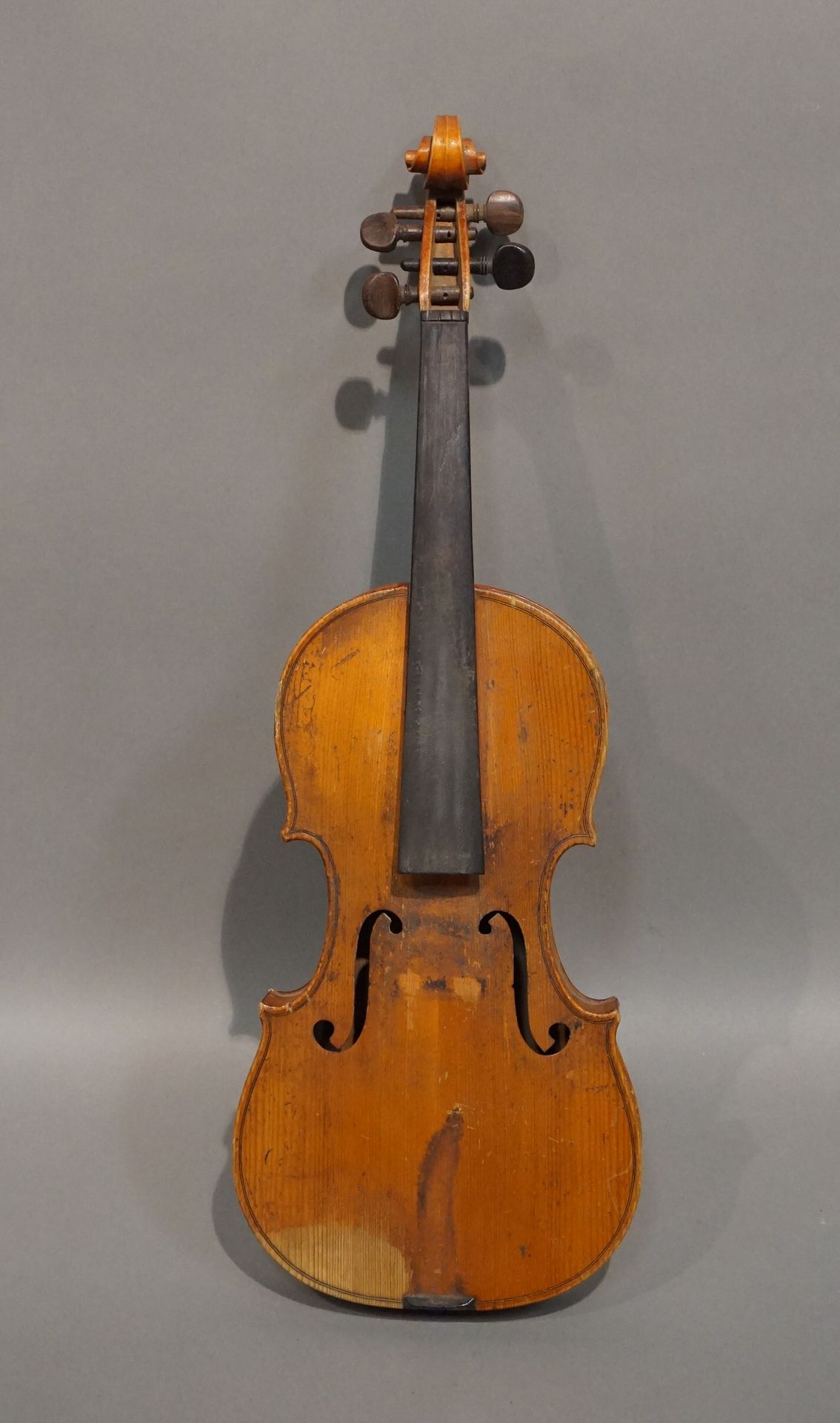 Null Jahrhundert in Mirecourt gefertigte Geige mit einem apokryphen CARON-Etiket&hellip;
