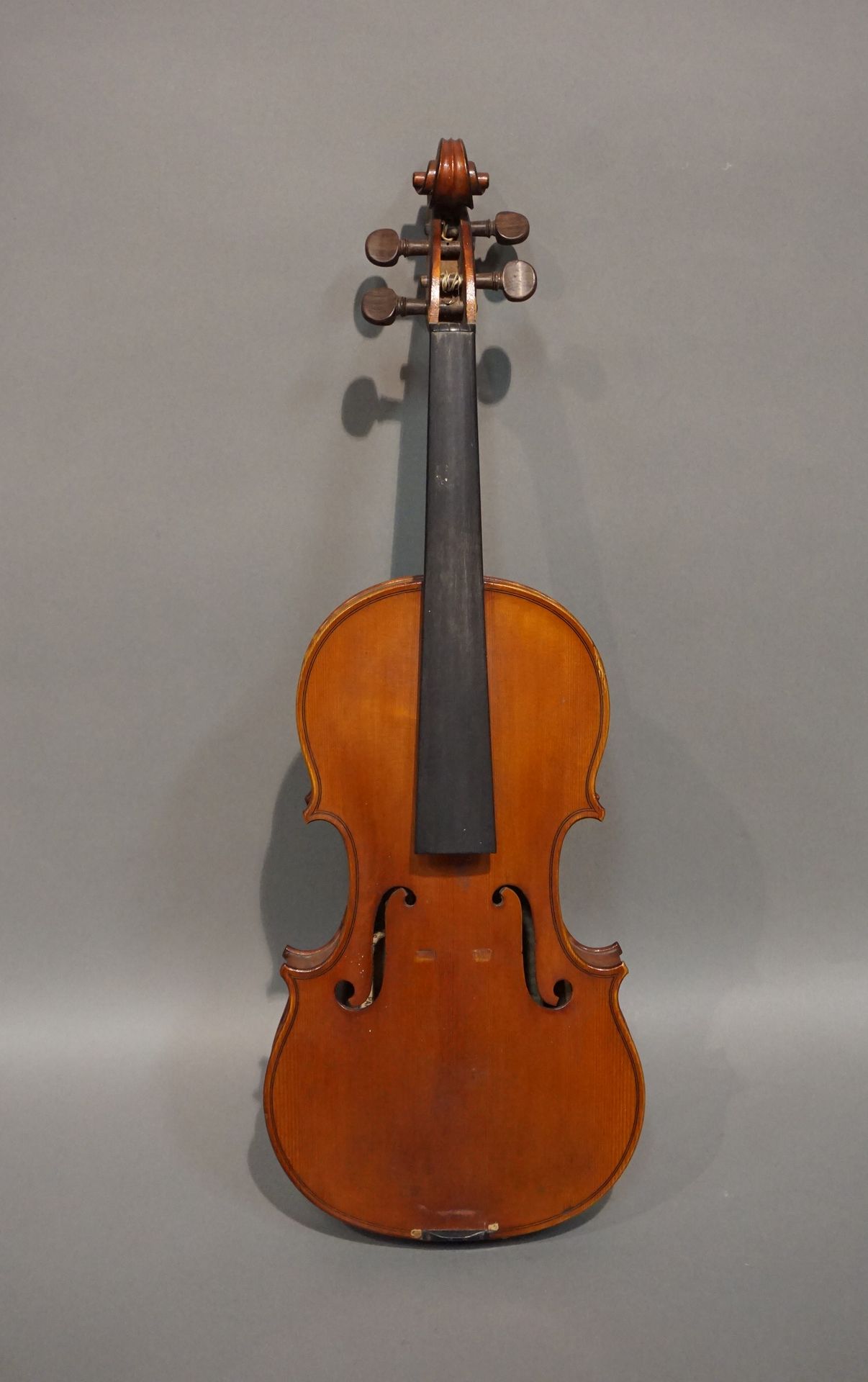 Null Maurice MERMILLOT于1880年左右在巴黎为Couesnon公司制作的有趣的小提琴，并带有Couesnon的标签。长度：359毫米。专家&hellip;