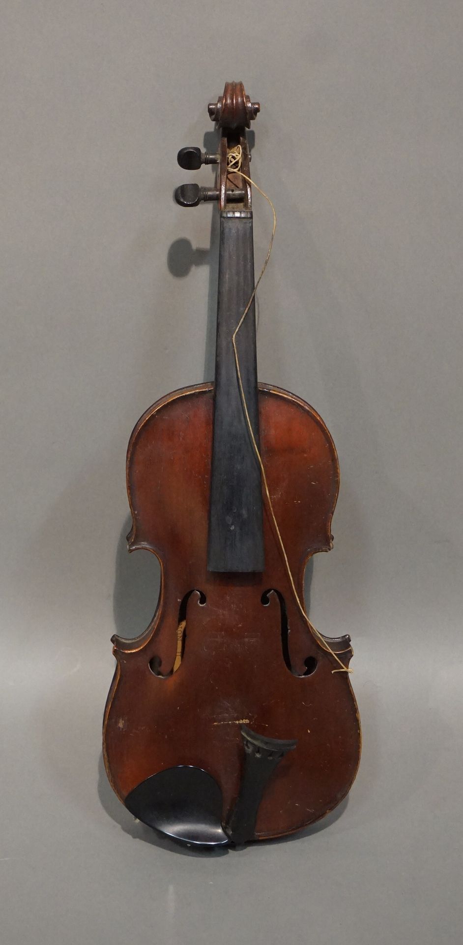 Null 1/2 Geige, die im 20. Jahrhundert in Mirecourt hergestellt wurde und ein Co&hellip;