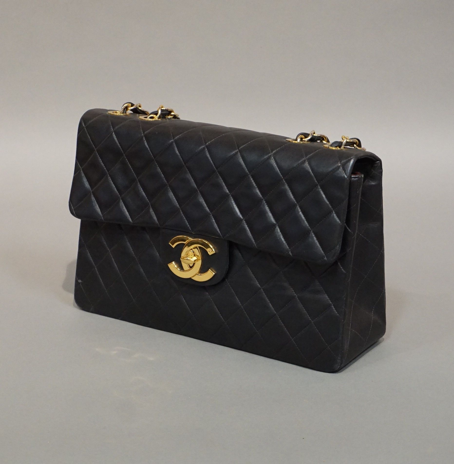 CHANEL Quilted black leather lady's bag (leather snag in the lower left corner) &hellip;