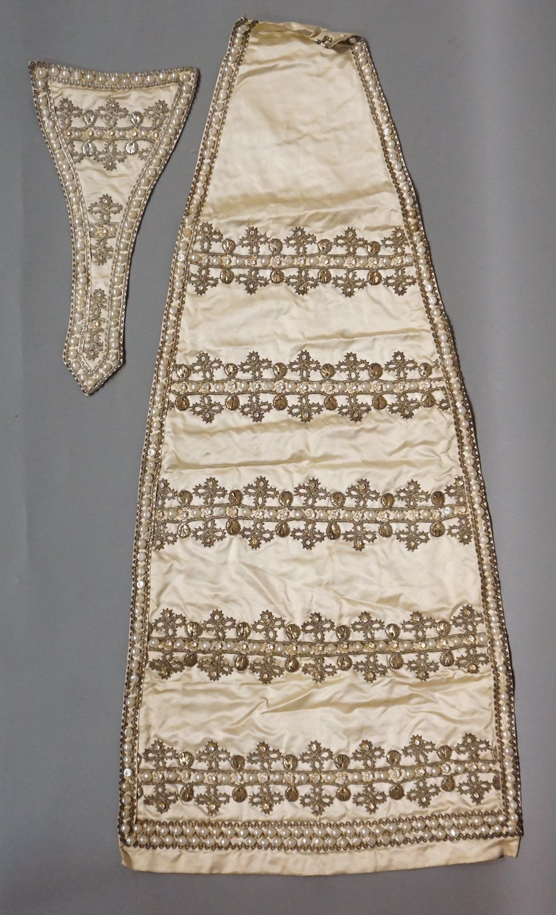 Null 两个象牙色的纺织元素，用线和珍珠刺绣。98x43厘米和39x20厘米