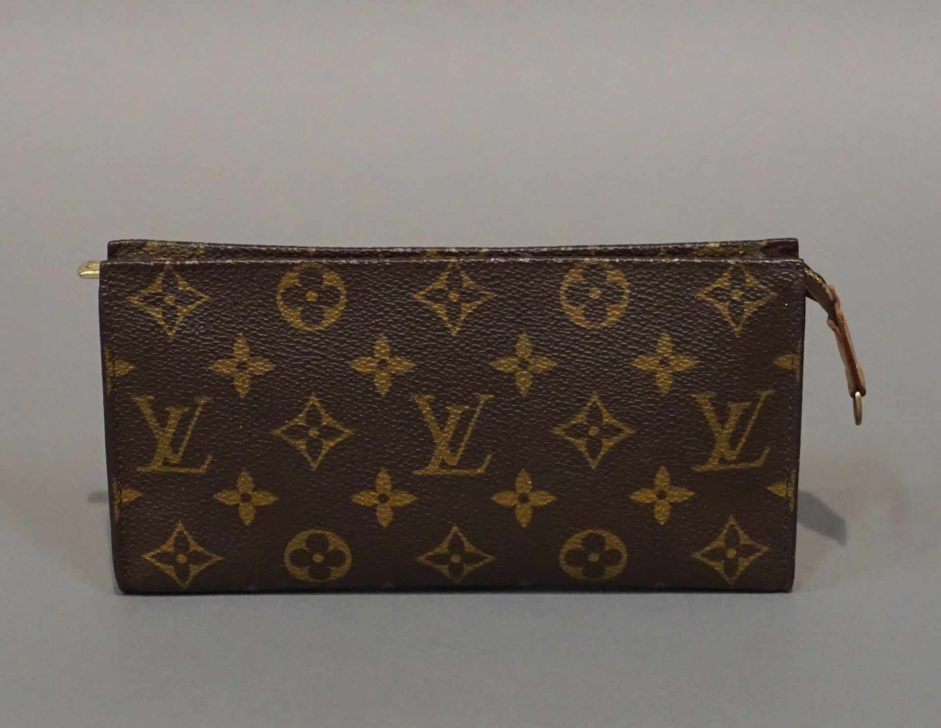 VUITTON Louis Vuitton: Clutch bag in coated canvas monogrammed (wear). 10,5x20 c&hellip;