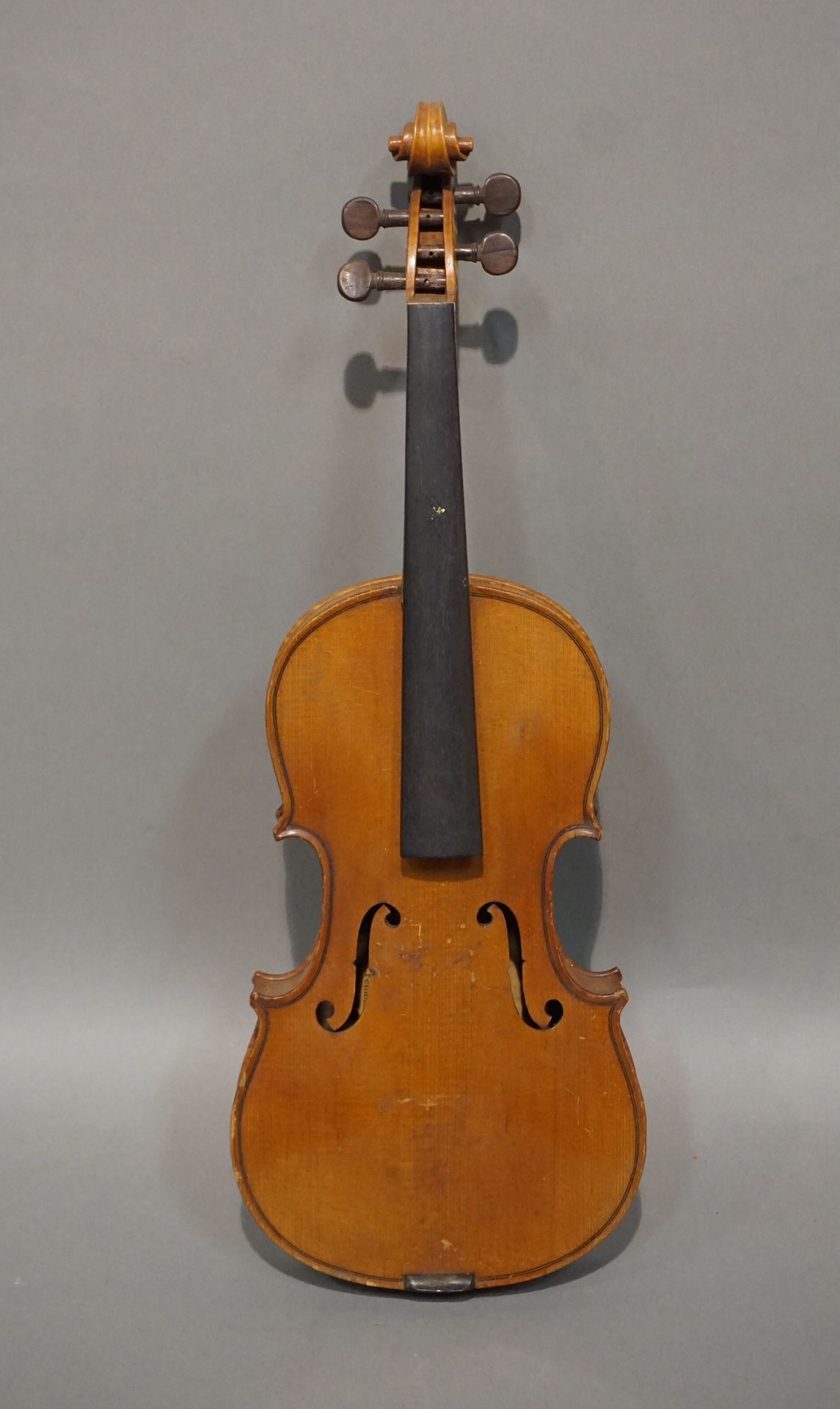 Null 20世纪在Mirecourt制造的1/2号小提琴，有一个伪装的Stradivarius标签。顶部有破损。长度：313毫米。专家：Jean-jacque&hellip;