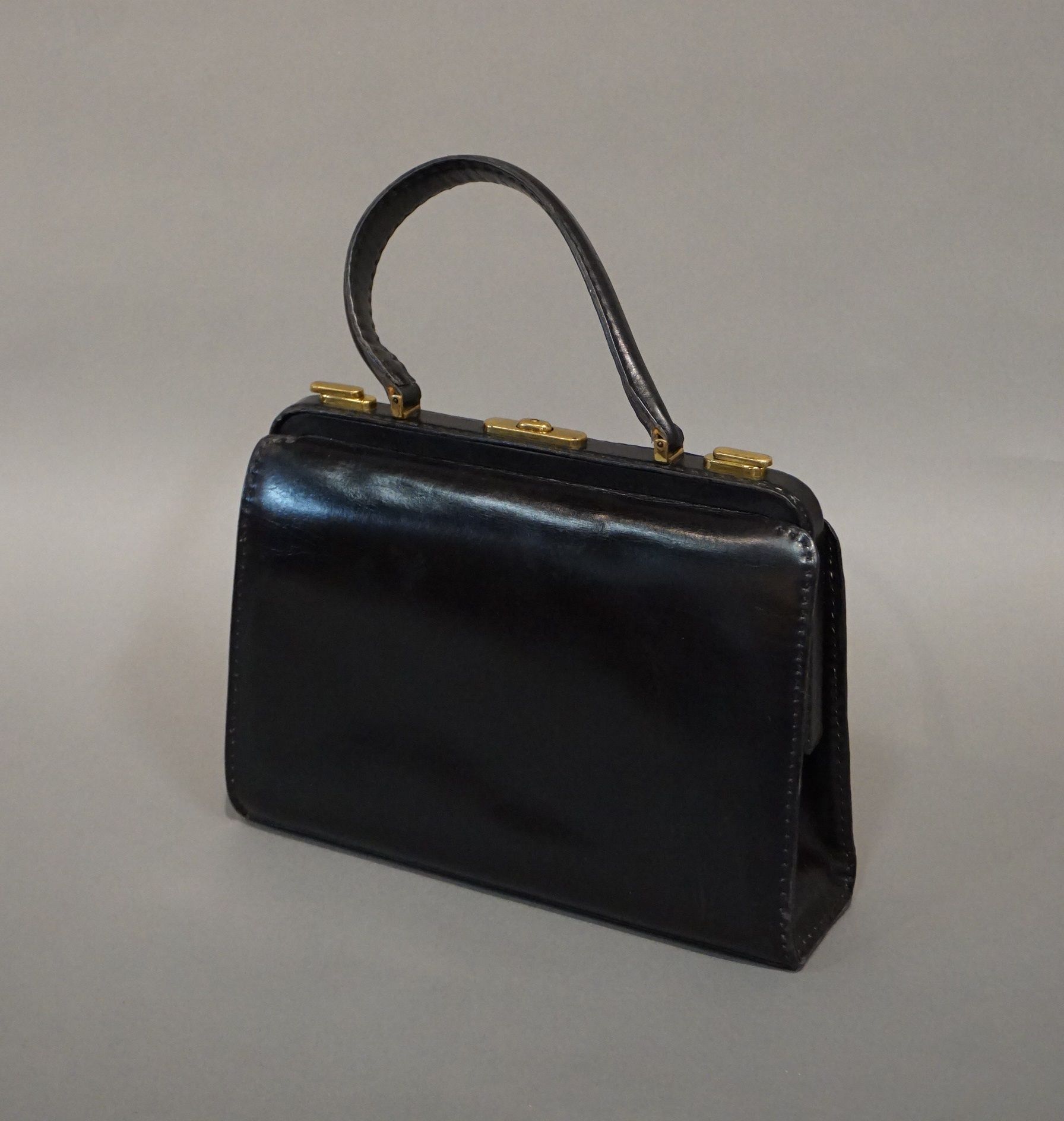LANCEL Handtasche aus schwarzem Leder (Abnutzungen). 22x29 cm