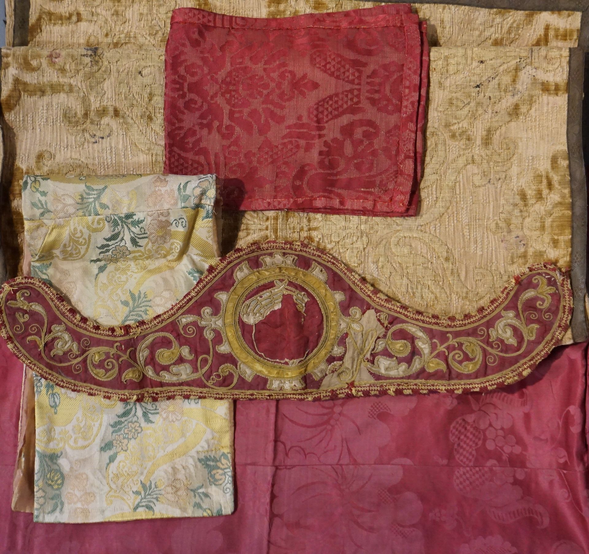 Null Quatre tissus et élément de textile rouge brodé de fils jaunes (54x15 cm).