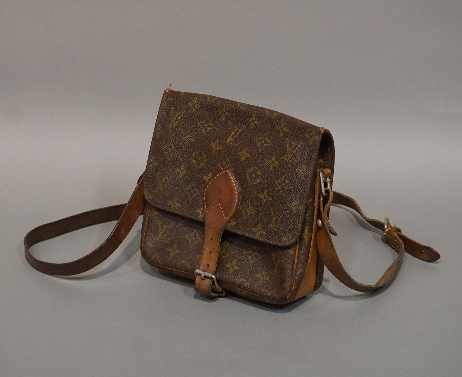 VUITTON Louis Vuitton: bolso de mano tipo "gibecière", en lona revestida con mon&hellip;