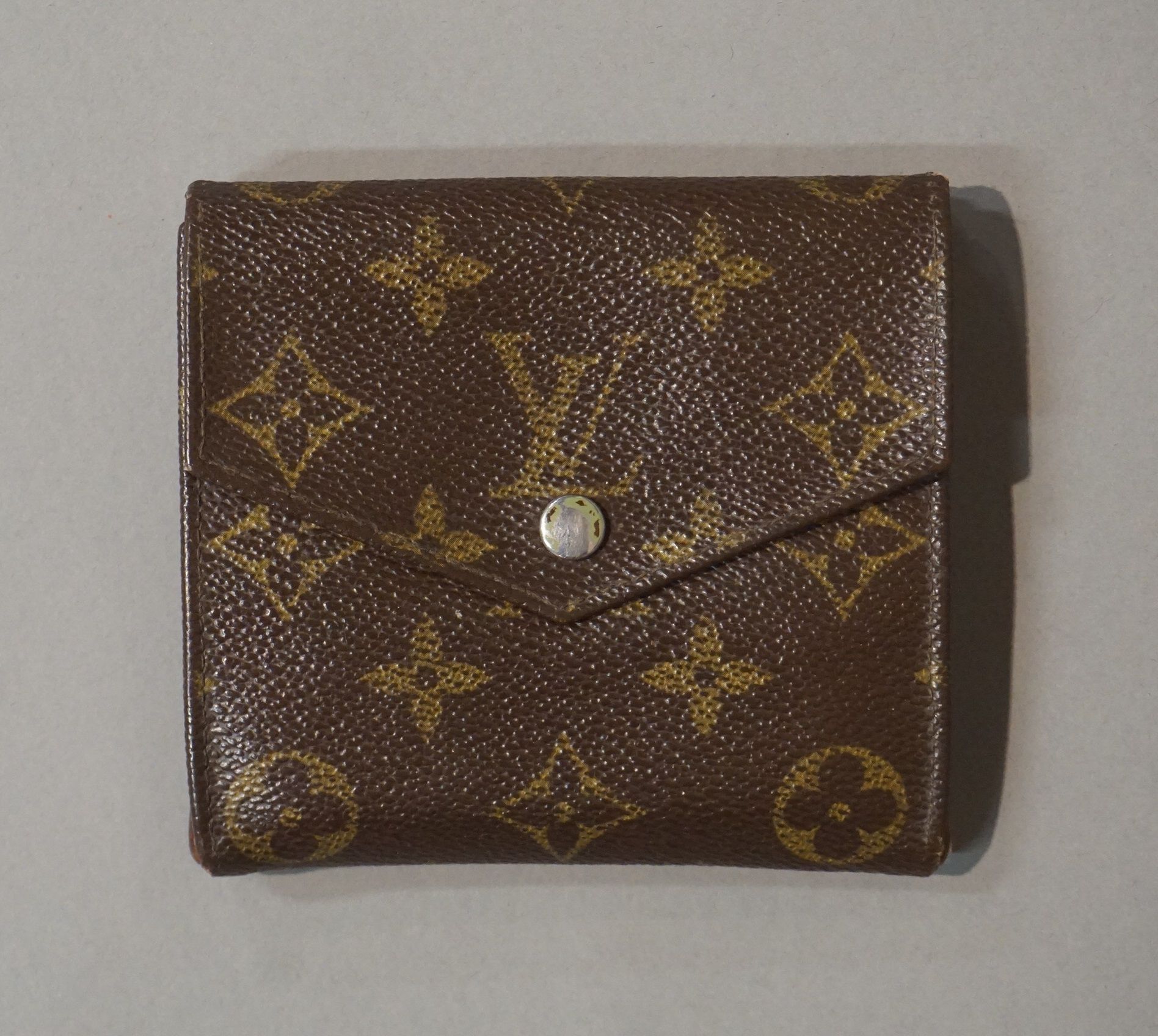 VUITTON Wallet. 11x10 cm