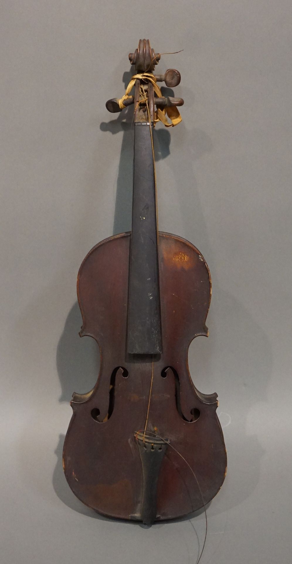 Null Jahrhundert in Mirecourt gefertigte Violine mit einem Ghio-Etikett. Ziemlic&hellip;