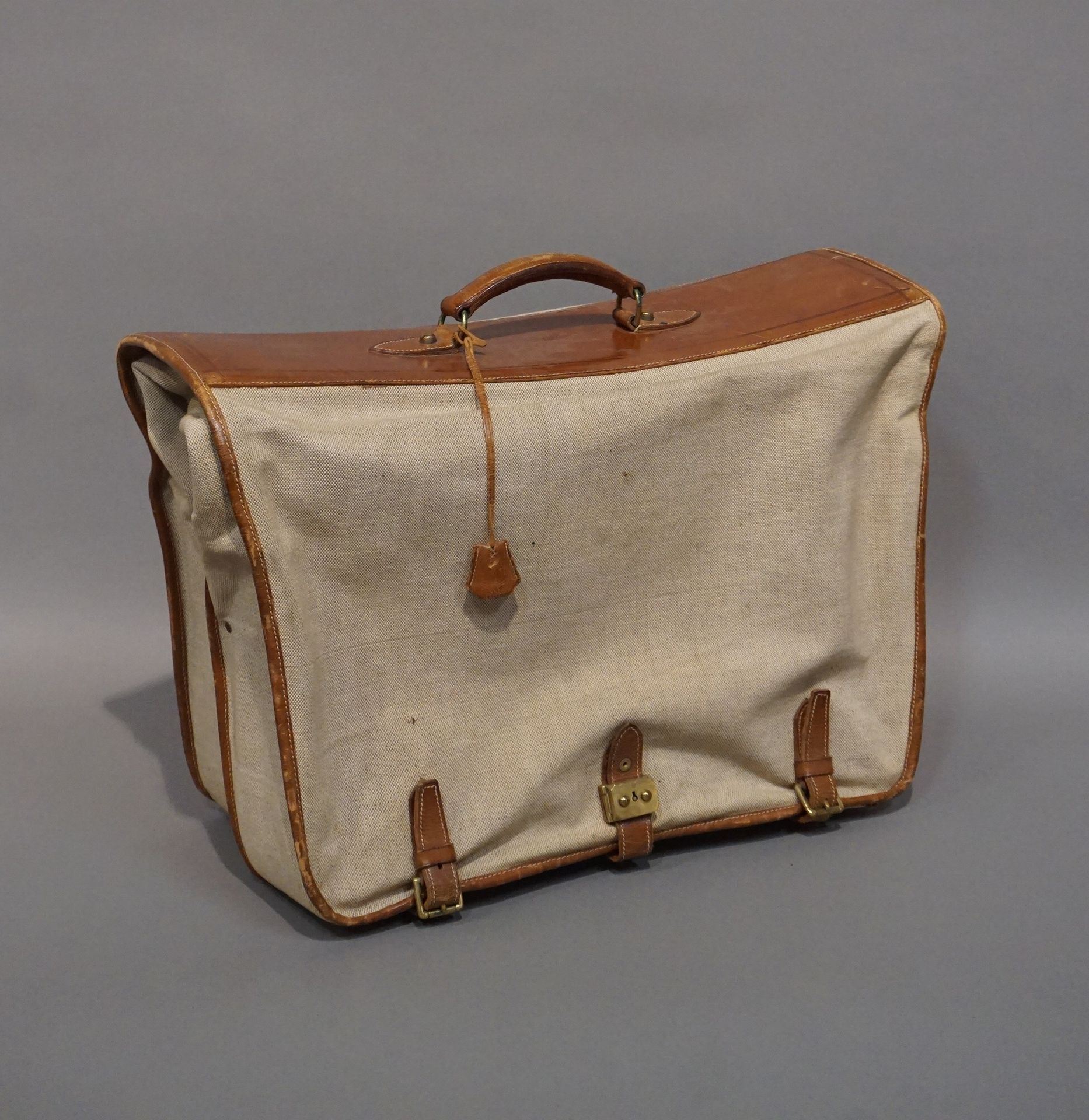 HERMES-PARIS Beige canvas and brown leather closet bag (worn). 43x60x25 cm