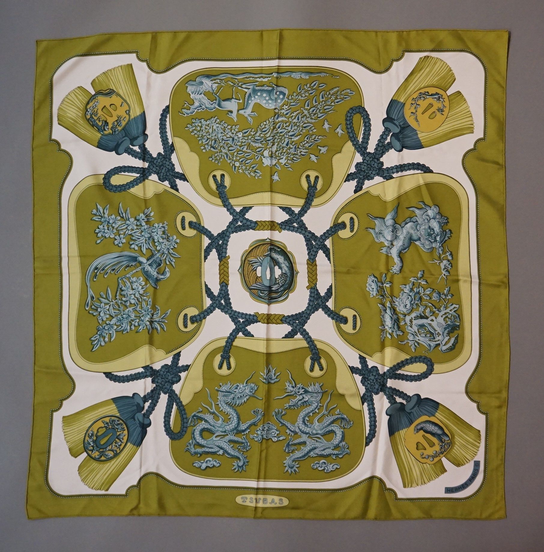 HERMES Pañuelo de seda estampado "Tsubas". Hermès París. 87x90 cm