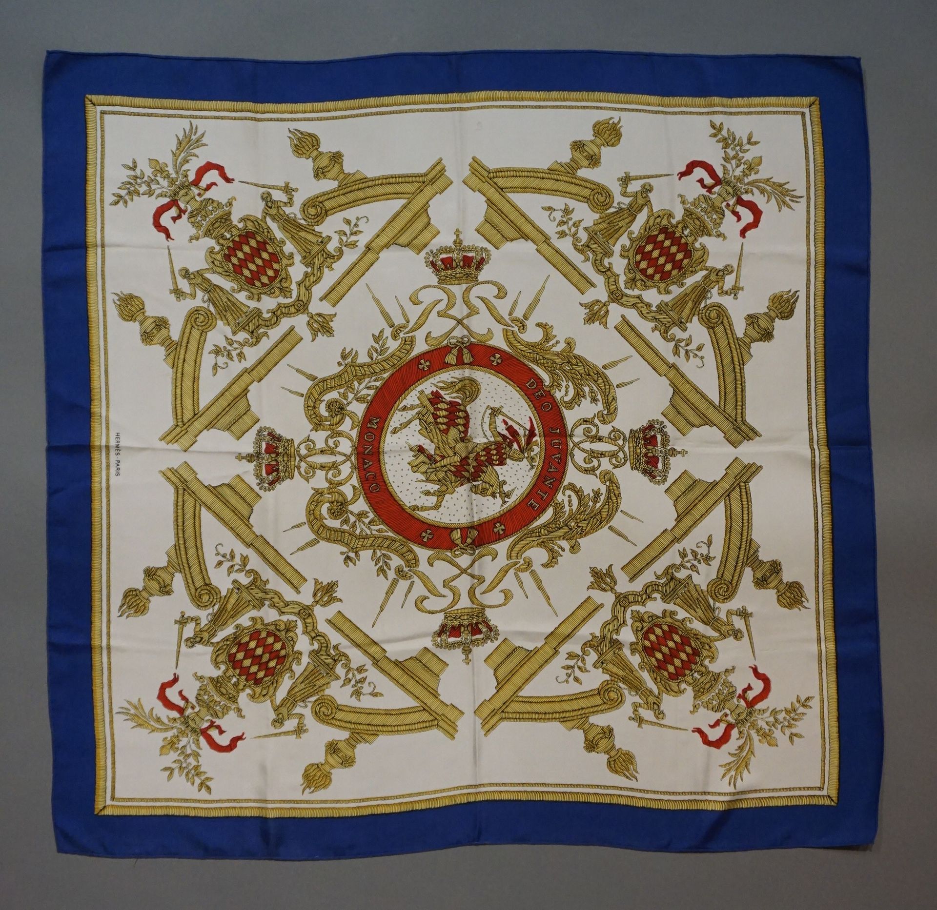 HERMES 印有 "Deo juvante Monaco "的丝绸围巾。巴黎爱马仕公司。84x87厘米