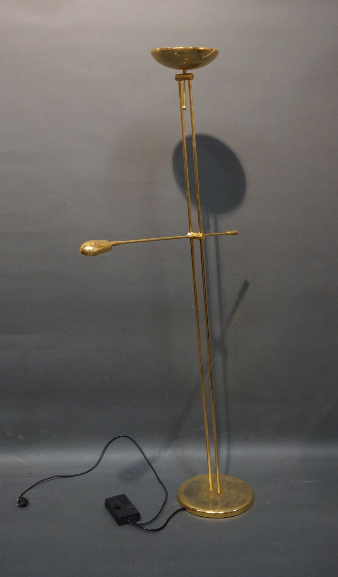 Lampadaire halogène en métal doré (usures). 182 cm