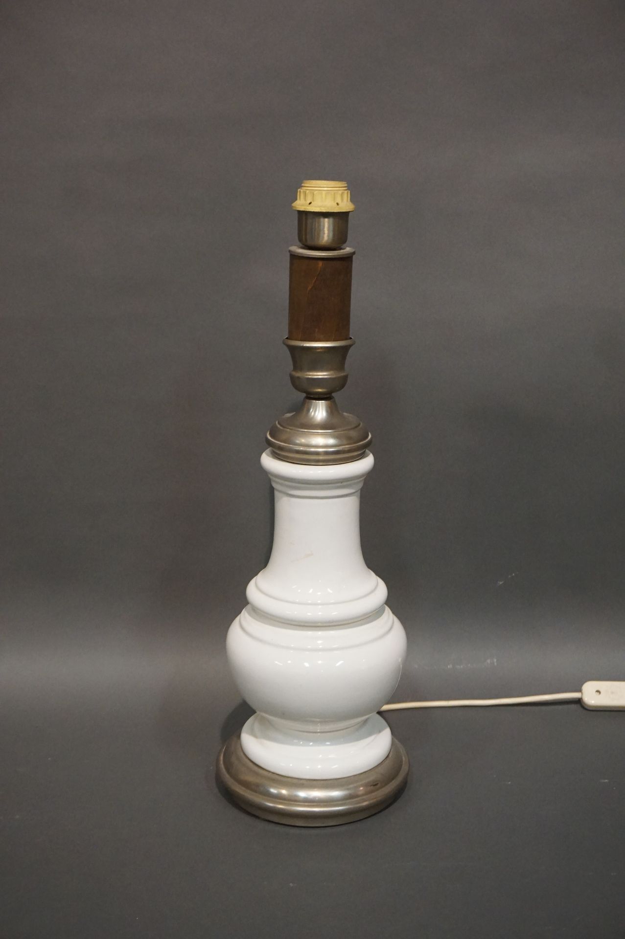 Null Weiße Keramiklampe mit Metall- und Holzfassung. 57 cm