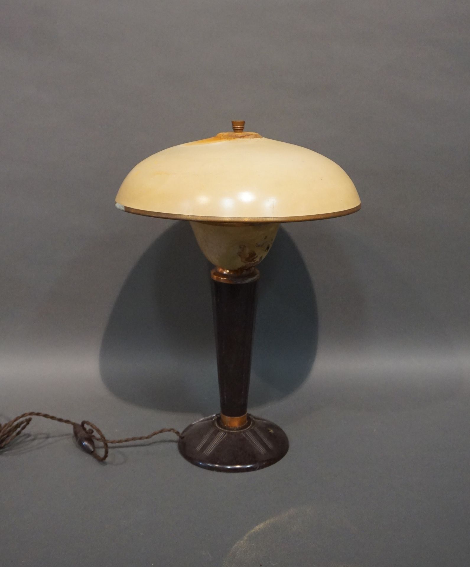 Null Jumo-Lampe aus Bakelit, Metall und Kupfer. Art Déco-Stil (Abnutzungen, flec&hellip;