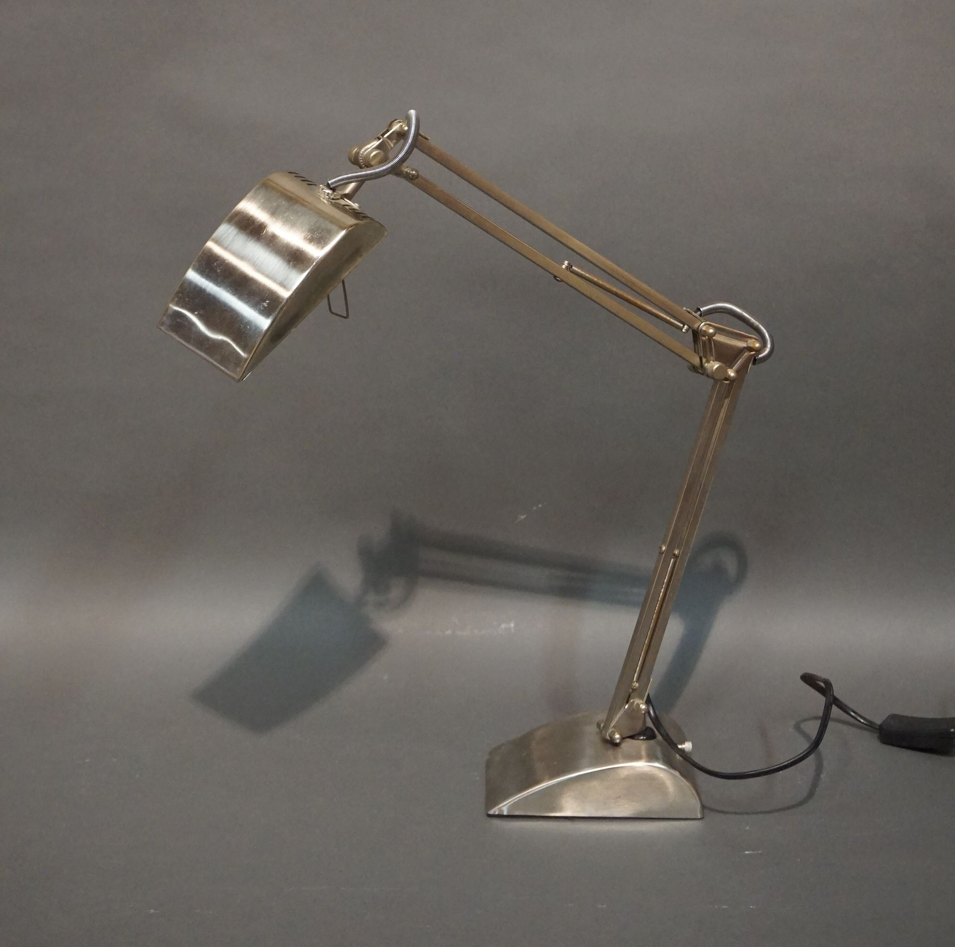 Null Schreibtischlampe aus Metall mit Gelenken (zum Zusammenziehen). Ca. 50 cm
