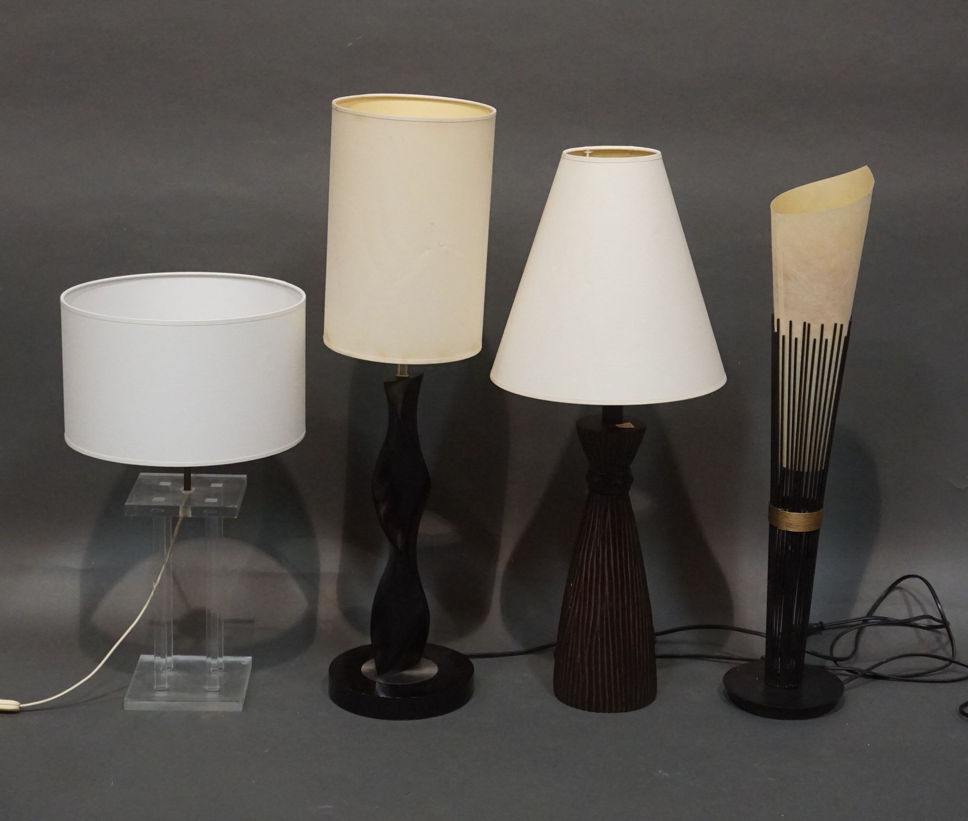 Null Vier verschiedene Lampen aus Altuglass, Kunstharz, Metall oder Keramik. Alt&hellip;