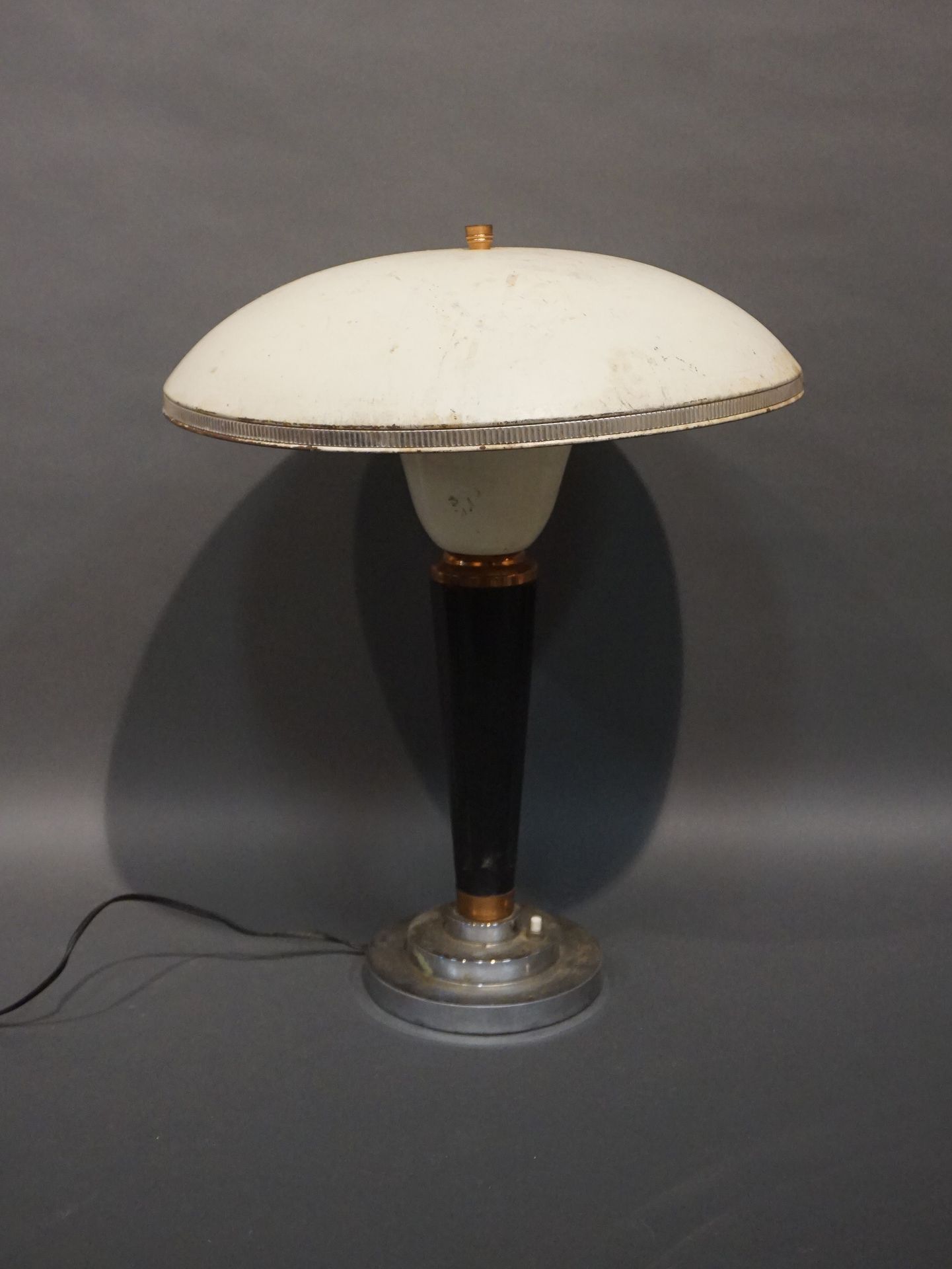 Null Jumo-Lampe aus Bakelit, Metall und Kupfer auf einem Sockel aus Gusseisen un&hellip;